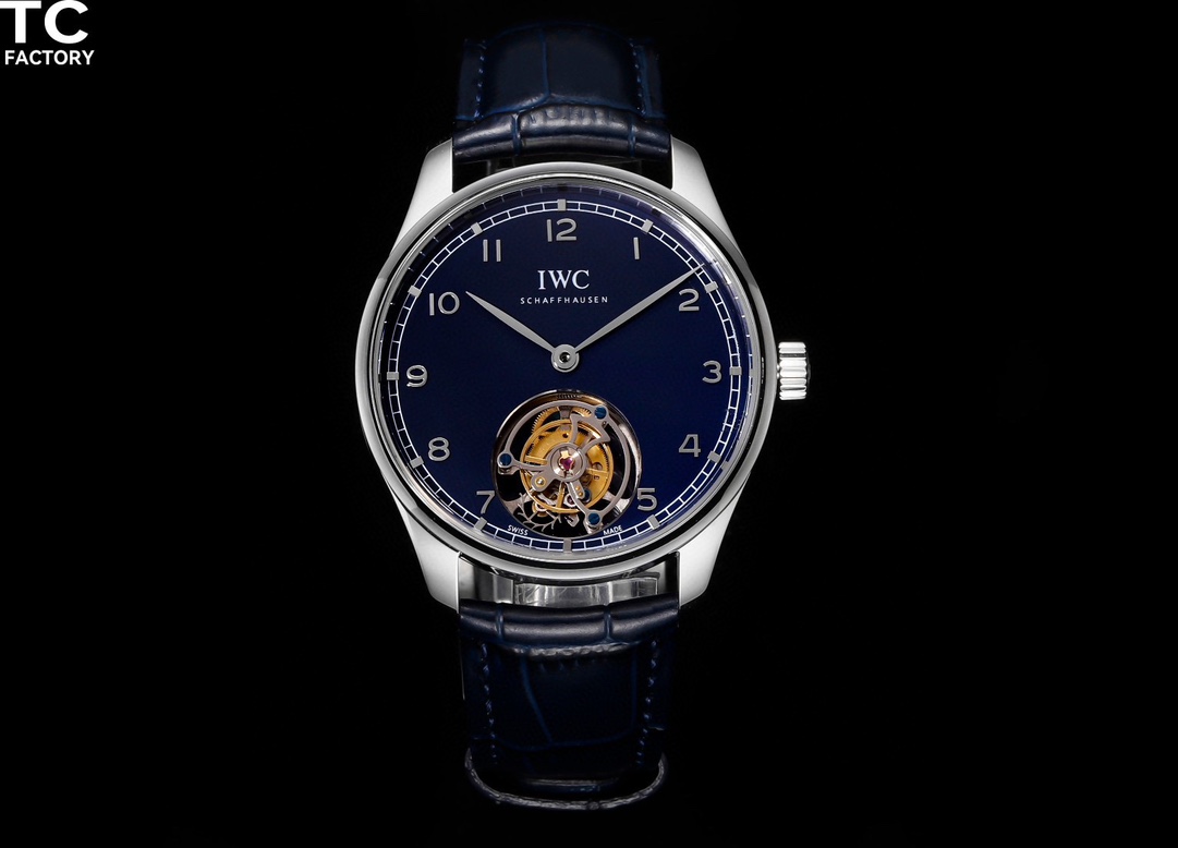 2850。TC Factory 洲际13周年庆 万国 葡萄牙系列 真陀飞轮腕表!! IWCPORTUGIESER HAND-WOUND TOURBILLON 恒定动力手动上链 陀飞轮腕表 真正的 陀飞轮!!! 将葡萄牙系列历久弥新的现代设计与6点钟位置的飞行分钟陀飞轮融为一体 金镶贴阿拉伯数字搭配金质叶形指针,与镀银表盘和谐呼应 1⃣️独家开发81905机芯,动力储存长达72小时,还原正品三大功能 2⃣️表壳:根据原装一比一描绘设计。还原正品三件套:不管是从表壳正面与反面壳型的侧面与弧形拉丝工艺打磨均完美同步原装。直径为42mm.厚度11毫米。 3⃣️表镜:蓝宝石拱形表镜。 4⃣️表针:工厂不惜成本,从设计到开模.式样.检验多次才达到与原装一致立体表针。 5⃣️表带:采用意大利牛皮鳄鱼纹表带,手工缝线,细节到位,搭配IWC原装正品折叠表扣,扣面字体清晰,还原正品细品。🔥AD出品精品不断🔥