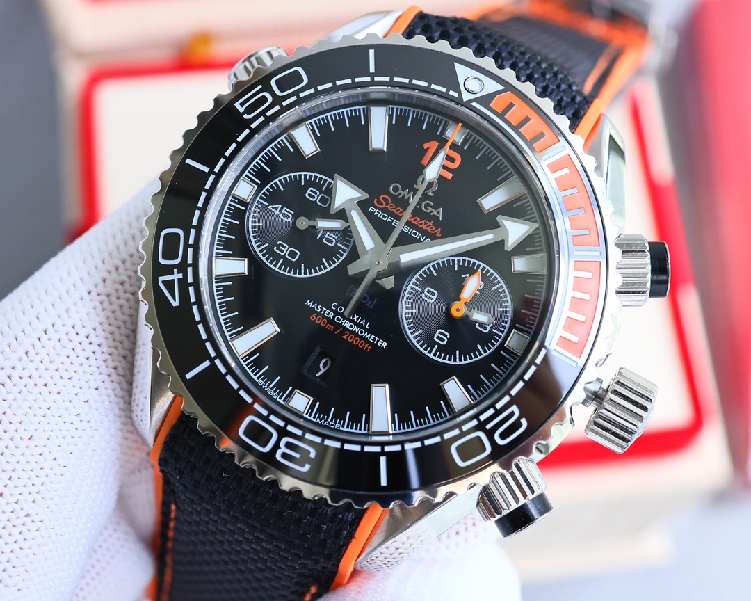 NO:859625,Produced by TW White shell Gold Black Steel band Literal red right eye 1550 Blue right eye 1650 TW Factory Omega JO1 new Seamaster Planet Ocean series 600m chronograph men's watch OMEGA is currently the highest version of the chronograph watch on the market, Seamaster 600 1: The case is made of fine sand, white and bright, beveled edges, curved chamfering and positive taste 2:  Equipped with a replica Omega 9900 chronograph movement, a 904 fine steel case of 45.5 mm, and a natural imported rubber strap. 3: Paired with a ceramic bezel decorated with white enamel diving scales, making exploration unique. 4: The mirror is made of imported sapphire, which has high hardness, scratch resistance, and is extremely transparent. 5: The dial is made of blue (black) ceramics and is decorated with laser-engraved wave patterns.  Matching the hollow hands and white enamel diving scale, it interprets the charm of the ocean. The best luxury gift recommendation, please look for the exclusive quality of TW factory, omega19860909TW 出品 白壳 金 黑 钢带  字面 红右眼 1550 蓝右眼 1650 TW Factory 欧米茄JO1全新海马海洋宇宙系列600m计时士男腕表 OMEGA市面目前高最版本的计时腕表 海马600 1:表壳拉身砂细腻洁白光亮斜边抛弧光度倒角与正一品致 2: 搭载复刻米欧茄9900计机时芯,904精表钢壳45.5毫米 ,天进然口橡胶表带 3: 搭配饰以白色珐琅潜水刻度陶瓷表圈,让探索与众不同 4:镜采面用进口蓝宝石,硬度高、抗刮损,效无果比通透 5:表盘采用蓝(黑)色陶瓷打造而成饰以激光雕刻波浪图案 与镂空指针和白色珐琅潜水刻度相应成趣,诠释海洋魅力送礼最佳奢华推荐请认准TW厂独家品质,,omega,Watch