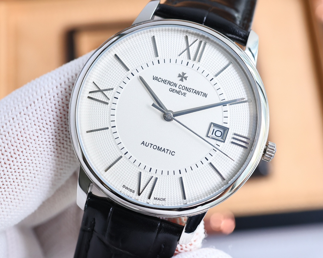NO:741736,White-gold. The latest recommended version of the highest replica V4 in the market, the Vacheron Constantin VC Heritage Series 85180 watch!  1 [Case] Size 40MMX9MM, perfectly round case, with slightly isolated lug design, making it more suitable for the wearer's wrist. Each finished case needs to undergo MK's strict quality control to restore the unique texture of the original. 2 [Movement] Steel wheels and other components are carefully decorated by MK watchmakers, and the automatic oscillating weight is plated with 18k gold, maximizing the original exquisite craftsmanship.  3 [Mirror] The two sapphire glass mirrors on the front and back are treated with anti-vertigo coating. 4 [Strap] Double-layer Italian calfskin, with Maltese cross pin buckle. Produced by AD, high-quality products, vacheron, cowhide19860909白-金.最新款推荐市场最高复刻 V4升级版本 江诗丹顿VC传承系列85180腕表！ 1【表壳】尺寸40MMX9MM,完美圆形的表壳,搭配微孤式表耳设计,使之更加贴合佩戴者的手腕.每一个成品壳套,都需经过MK严格的质量把控,方能还原正品独特的质感. 2【机芯】钢轮等部件均由MK制表师精工装饰,自动摆陀更是镀有18k金,最大限度呈现原装精湛的工艺水平. 3【表镜】前后两片蓝宝石玻璃镜面,均有防眩晕镀膜处理. 4【表带】双层意大利小牛皮,搭配马耳他十字针扣AD出品 精品不断,,vacheron,cowhide,Watch