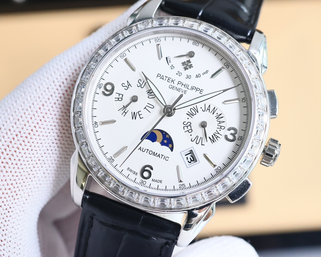 NO:602012,High-end series, factory quality, new model, Patek Philippe complex function chronograph series is launched. Patek Philippe is a noble work of art!  The upgraded version has an improved shell that is thinner than the old version, the glass has been upgraded to be wear-resistant and fall-resistant, and is smoother and more beautiful than the old version!  The inner cover is updated to a steel inner cover; the texture and feel of the watch are more perfect) Exclusive text, high-end special logo with kinetic energy display, matched with imported multi-function movement (0 repair) function (kinetic energy display, 24 hours, week, stars, month) Imported 316 stainless steel, using 18k quality furnace vacuum plating!  Paired with Italian imported calfskin!  Original folding buckle!  Size 42mm. Wear-resistant and scratch-resistant sapphire glass!  Super waterproof to 50 meters!  Simple but not simple!  You can never own a piece of Patek Philippe, you are just keeping it for your descendants. Serious promise: The physical product has a better luster and a more exquisite feel. The dial scale is lifelike. The craftsmanship of the case and case are all master-level light body tests. In addition, the high-tech forging of the new era machine is shocking and noble. You deserve it!  Made by big factory,,patek philippe,cowhide19860909高端系列 大厂品质 新款 百达翡丽复杂功能计时系列上市 Patek Philippe 贵族的艺术品！ 升级版改进壳身比旧版本更薄、玻璃升级耐磨抗摔、比旧版本更平整美观！内罩更新成钢鑫制内罩；手表质感 手感 显得更完美）独家字面,高档特制logo带动能显示,搭配进口多功能机芯（0返修）功能（动能显示,24小时,星期,星辰,月份） 进口316精钢,采用18k品质炉内真空电镀！搭配意大利进口小牛皮！原装折叠扣！尺寸42mm.耐磨防刮蓝宝石玻璃！超强防水50米！简约而不简单！ 你永远无法拥有一块百达翡丽,你只是在替你的后代保管他. 慎重承诺 产品实物光泽手感更佳精湛 字盘刻度栩栩如生 壳套工艺都是宗师级别轻身检验 加上新时代机器高技锻造 上手震撼尊贵非凡.你值得拥有！大厂打造,,patek philippe,cowhide,Watch