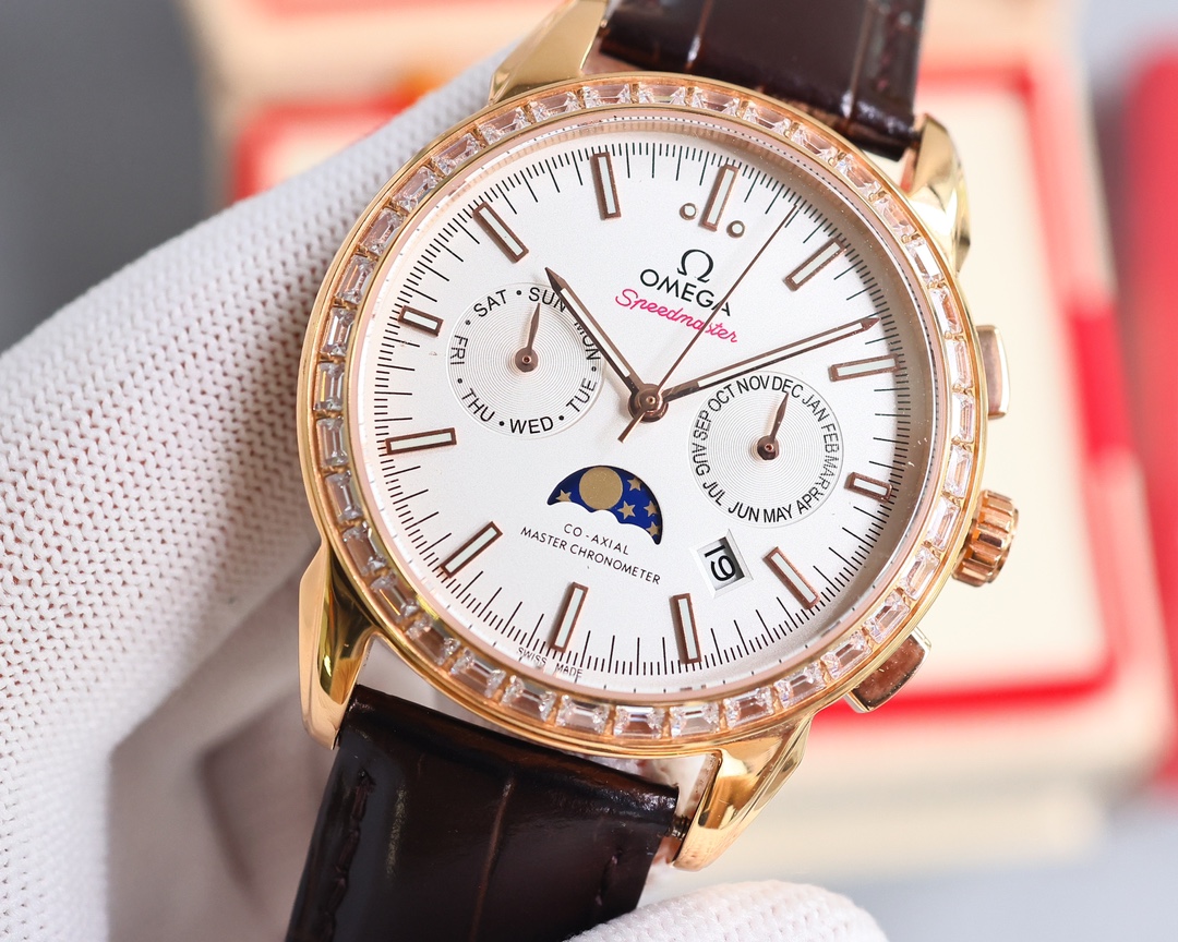 NO:670418,Produced by TW, white shell, gold shell, TW Factory Ω Omega Speedmaster series DEVILLE top multi-functional men's watch P limited edition perfectly presents the classic style of 'high-end atmosphere, simplicity and beauty', and is known as the best men's watch!  Equipped with an original imported movement (zero fault), it brings together the sun, moon, stars, date, day, month and 24-hour display with super waterproof function. [Strong] Double sapphire mirror, size 42mm. Italian imported cowhide, original pin buckle. Adhering to Swiss watchmaking technology, we professionally create perfect products!  The first choice for collection and gift giving!  For the best luxury gift recommendation, please look for TW’s exclusive quality,cowhide19860909TW 出品 白壳 金壳  TW Factory Ω 欧米伽 OMEGA 超霸系列DEVILLE顶级多功能男士腕表P限量版 完美呈现“高端大气至简至美”的经典风格,力作最佳男士腕表之美誉！搭载原装进口机芯（零故障）汇集日月星辰、日期星期月份24小时显示超强防水功能于一身[强]双卜蓝宝石镜面,尺寸42mm.意大利进口牛皮,原装针扣.秉承瑞士制表工艺,专业打造完美产品！收藏佳品送礼首选！送礼最佳奢华推荐请认准TW独家品质,,cowhide,Watch