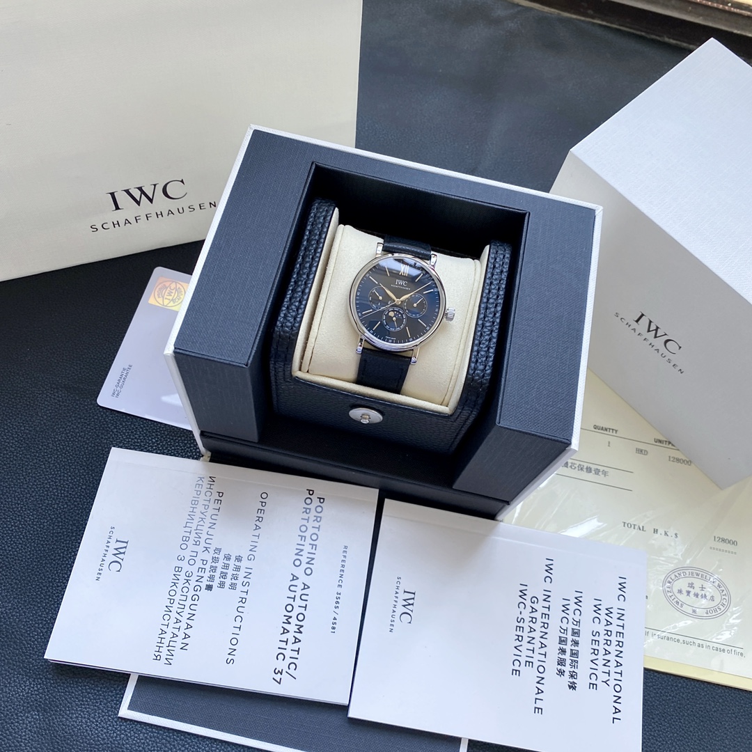 IWC-旗下最耀眼的明星，万年一瞬，品鉴IWC万国柏涛菲诺万年历腕表！\n⃣ 【机芯】采用-型自制机芯，其机芯运转稳定，走时精准，几乎零返修！\n⃣【表壳】正品开模，:完美还原！腕表尺寸mm，整个表壳采用独家研发的CNC精磨工艺，与原装工艺效果如出一辙！\n⃣【表盘】表盘刻度细节精益求精，:还原镀银表盘，采用双面防反光拱形镀膜镜面，使其整体表盘质感更佳！\n⃣【表带表扣】该款式定制进口的小牛皮，质感佳，佩戴舒适！表扣采用原装针扣，刻有“IWC”经典标志，更显示出这款腕表的华贵气质！\n⃣IWC旗下最耀眼的透底腕表。适合各种商务场合，简敛精致不失优雅！欢迎各路表友品鉴\nAD出品 精品不断