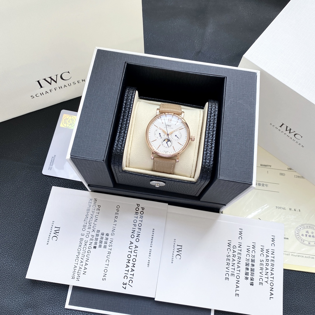 IWC-旗下最耀眼的明星，万年一瞬，品鉴IWC万国柏涛菲诺万年历腕表！\n⃣ 【机芯】采用-型自制机芯，其机芯运转稳定，走时精准，几乎零返修！\n⃣【表壳】正品开模，:完美还原！腕表尺寸mm，整个表壳采用独家研发的CNC精磨工艺，与原装工艺效果如出一辙！\n⃣【表盘】表盘刻度细节精益求精，:还原镀银表盘，采用双面防反光拱形镀膜镜面，使其整体表盘质感更佳！\n⃣【表带表扣】该款式定制进口的小牛皮，质感佳，佩戴舒适！表扣采用原装针扣，刻有“IWC”经典标志，更显示出这款腕表的华贵气质！\n⃣IWC旗下最耀眼的透底腕表。适合各种商务场合，简敛精致不失优雅！欢迎各路表友品鉴\nAD出品 精品不断