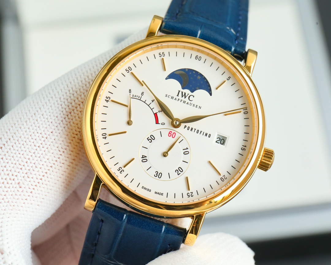 NO:715100,Produced by TW, white shell, gold shell, TW Factory new product, peak appearance, IWC's most dazzling star, IWC long-term energy moon phase expert iw3, brand new Portofino series  IW510103 see-through bottom watch. [Case] 316L stainless steel case, polished and very rounded. The small seconds dial is located at 6 o'clock and has a second hand stop function. It is equipped with solid nail scales and Roman numerals. We can notice that the calendar window of this watch  It is located at the very edge of the dial, and the calendar font is the same as the original. The willow-shaped hands indicate the hours and minutes respectively. The double-sided anti-reflective arched sapphire-coated mirror [strap] Italian calf leather [movement] independently developed self-winding mechanical movement, the movement is stable and the time is accurate.  IWC's most dazzling see-through watch. Suitable for various business occasions, simple and refined yet elegant!  Welcome friends from all walks of life to taste it!  Luxurious and exquisite recommended men's multi-functional mechanical watch, carefully created for you with ultra-realistic photo shooting and gift giving. The best luxury recommendation, please look for TW's exclusive quality,,iwc,cowhide19860909TW 出品 白壳 金壳 TW Factory 新品 颜值巅峰 IWC 旗下最耀眼的明星,万国 长动能月相专家iw3 全新的 柏涛菲诺系列 IW510103透底腕表.【表壳】316L精钢表壳,打磨抛光非常圆润.小秒针盘位于6点钟位置附拨针停秒功能,配有实心条钉刻度和罗马数字,我们可以注意到,这只手表的日历窗位于表盘最边缘,而且日历字体同原版一致柳叶形指针分别指示小时和分钟,双面防反光拱形蓝宝石镀膜镜面【表带】意大利小牛皮【机芯】自主研制自动上链机械机芯,机芯稳定,走时准. IWC旗下最耀眼的透底腕表.适合各种商务场合,简敛精致不失优雅！欢迎各路表友品鉴！奢华精致推荐男士多功能机械腕表 ,为你精心打造超真实实物图拍摄送礼最佳奢华推荐请认准TW独家品质,,iwc,cowhide,Watch