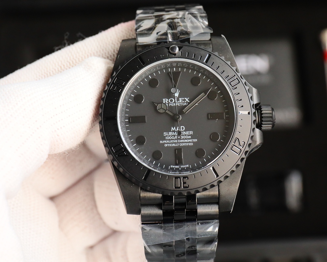 NO:765553,The third generation BLAKEN Submariner series Rolex’s legend of the dark night 1. The pinnacle, cool presentation - BLAKEN advanced modified Submariner series, specially created for you who pursue uniqueness and individuality. It perfectly integrates the classic charm of Rolex with modern modification aesthetics, allowing you to show your unique temperament of beauty and coolness in any occasion. 2. Exquisite craftsmanship, ultimate restoration - the blackened watch body adopts DLC The blackening treatment not only adds a mysterious and deep texture, but also greatly improves its wear resistance and durability. - Dial Special Effects The dark night black dial grit effect carefully reproduced by the Blacken modification team reproduces the unique charm with the highest degree of restoration. Every time you gaze at the dial, you feel as if you are in the mysterious dark night. 3. Powerful movement, stable and accurate - equipped with one Movement machinery, this classic movement is known for its excellent stability. It continues to provide precise power to the watch, ensuring accurate travel time, so that you do not need to worry about time deviations. 4. Perfect size, comfortable to wear - the exquisite design of 40 mm in diameter and 11 mm in thickness not only complies with ergonomic principles, ensures wearing comfort, but also visually presents just the right level of sophistication and grandeur. A sincere work, waiting for watch friends from all walks of life to come and taste it, and appreciate the unique charm of this top Rolex modification artifact.,,rolex19860909第三代 BLAKEN 款水鬼系列劳力士的暗夜传奇  一、巅峰之作,酷炫呈现  - BLAKEN 高级改装水鬼系列,专为追求独特与个性的您打造.它将劳力士的经典魅力与现代改装美学完美融合,让您在任何场合都能展现出美与酷的独特气质.  二、精湛工艺,极致还原  - 表身黑化表身采用 DLC 黑化处理,不仅增添了神秘深邃的质感,更使其耐磨性大幅提升,经久耐用. - 表盘特效Blacken 改装团队精心复刻的暗夜黑表盘砂砾效果,以 的还原度重现独特魅力,每一次凝视表盘,都仿佛置身于神秘的暗夜之中.  三、强劲机芯,稳定精准  - 搭载一体 机芯机械,这一经典机芯以其卓越的稳定性著称.它持续为腕表提供精准动力,确保走时准确无误,让您无需为时间的偏差而担忧.  四、完美尺寸,舒适佩戴  - 直径 40 毫米,厚度 11 毫米的精巧设计,既符合人体工程学原理,保证了佩戴的舒适性,又在视觉上呈现出恰到好处的精致与大气.  诚意之作,静候各路表友前来品鉴,一同领略这一劳力士改装巅峰神器的独特魅力.,,rolex,Watch