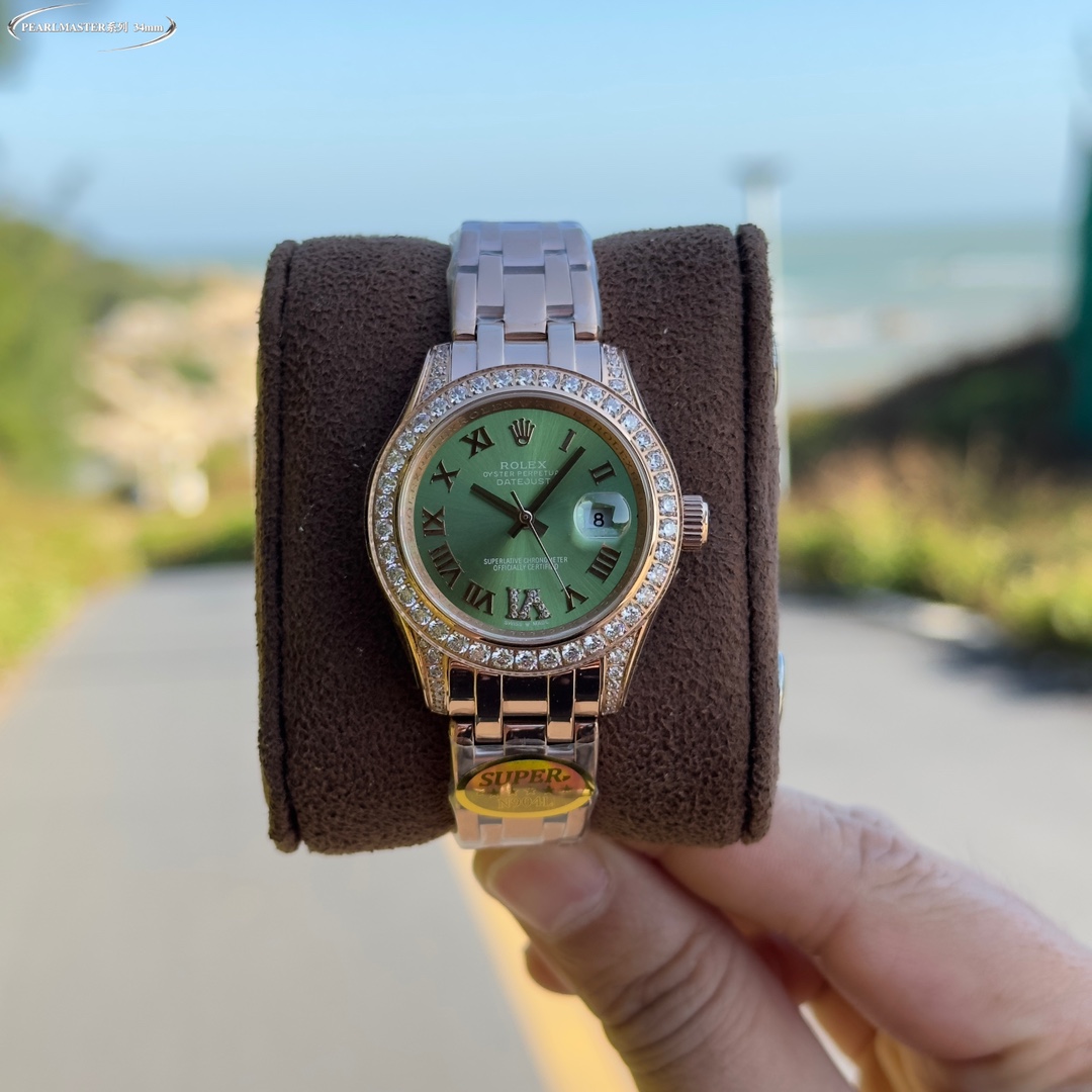 NO:714876,Produced by TW White Diamond Gold Diamond TW Factory Rolex-ROLEX 34mm PEARLMASTER Series PZ1 ① Women's Pearl Lady model uses 904L stainless steel to forge a stainless steel watch, and the case has high corrosion resistance. This super alloy is not only very durable and easy to polish, even in the most extreme environment, its beauty remains unchanged. Log 34mm ② Built-in assembly Cal. Imported automatic machinery  The performance is extremely stable, and its shock resistance and geometric structure allow the movement to maintain regular operation in any position. ③ The triangular grooved bottom cover is tightened with special tools to securely seal the case. The winding crown adopts a double buckle lock dual waterproof system, which is firmly screwed to the case, making it more waterproof.  ④The mirror is made of scratch-resistant sapphire crystal, and a small convex lens is installed at 3 o'clock for easy reading of the date. The waterproof Oyster case of the women's pearl lady type provides the best protection for the high-precision movement.  ⑤The new hidden connection method under the watch strap and the outer ring ensures a seamless visual effect between the strap and the case. The redesigned commemorative strap is equipped with a new generation of hidden crown buckle, which opens with the more connected Rolex crown logo. For the best luxury recommendation, please look for TW exclusive quality, rolex19860909TW 出品 白钻 金钻  TW Factory 劳力士-ROLEX 34毫米 PEARLMASTER系列PZ1 ①女装珍珠淑女型采用904L不锈钢来锻造不锈钢腕表,表壳具备高抗腐蚀性.这种超合金不仅非常耐用且易于磨光,即使在最极端的环境,其美态依然不减.日志 34mm ②内置装配Cal.进口自动机械 性能极为稳定,其抗震力、几何结构使机芯在任何位置都可保持规律运行. ③三角坑纹底盖以专用工具旋紧 使表壳安全密封 上链表冠采用双扣锁双重防水系统,牢固旋紧于表壳,使得更加防水. ④镜面则以抗刮损蓝水晶制造,3点钟位置装有小窗凸透镜,方便读取日期.女装珍珠淑女型的防水蚝式表壳给予高精准机芯最佳防护. ⑤腕表表带和外圈底下的崭新隐蔽连接方式,确保表带和表壳之间达到无缝连接的视觉效果.重新设计的纪念型表带配有新一代隐蔽式皇冠带扣,以较接的劳力士皇冠标志开启送礼最佳奢华推荐请认准TW独家品质,,rolex,Watch