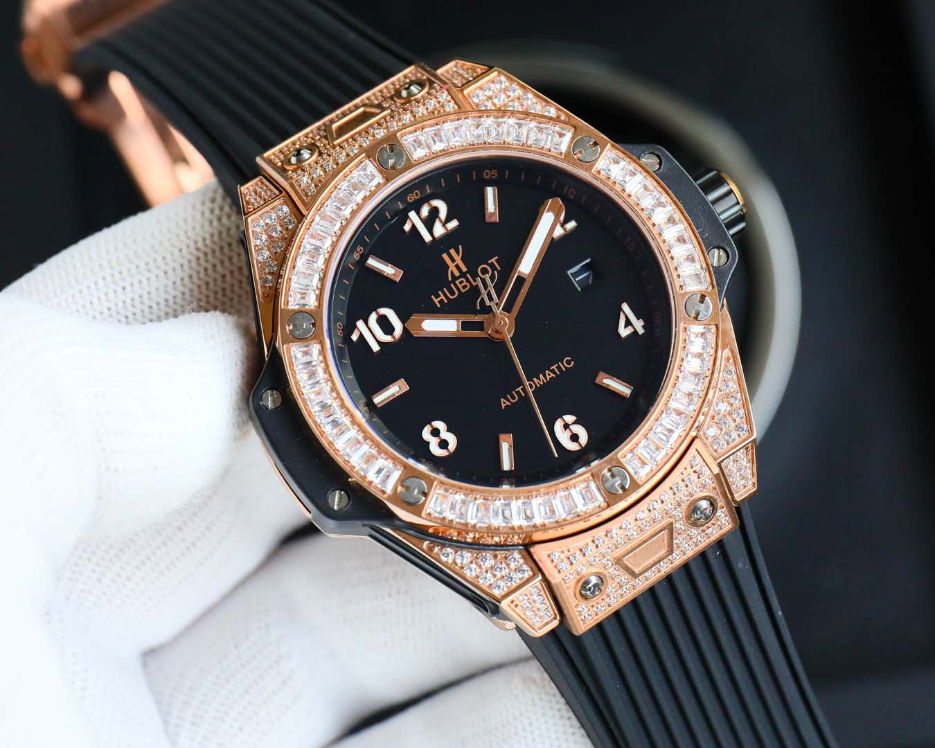 NO:944627,Smooth surface White diamond surface Colored diamond surface HUBLOT Hublot Big Bang Stainless Steel Rainbow Color Diamond Watch RR4 is good at breaking traditional boundaries and harmoniously integrating different materials into one. The watch combines the essence of timepieces and jewelry, and uses the watch to light up the sense of freedom in fashionable styles. The white pavé watch follows Hublot’s iconic Big  The distinctive personality of the Bang watch shows off its eye-catching style that dares to break the rules. The watch uses a fixed bezel, set with brilliant diamonds, and the rhythm of time plays on the wrist. Pure authenticity – expressing the true self that is fearless and dares to love!  Automatic imported fully automatic machine, diameter 43mm, thickness 12mm, Charming Max is on the market!  The best luxury gift recommendation, please look for the exclusive quality, Tom Ford19860909光面 白钻面 彩钻面  HUBLOT 宇舶 表 恒宝 Big Bang 精钢彩虹彩钻腕表RR4擅长打破传统疆界,将不同材质和谐融合于一体,腕表将时计与珠宝的精髓相融合,以腕表点亮时尚造型的自由感.白色密镶腕表沿袭了宇舶表标志性 Big Bang腕表的鲜明个性,绽放敢于打破常规的瞩目风采.腕表采用固定表圈,镶嵌璀璨美钻,腕间奏响时间韵律.纯粹本真 – 表达无畏敢爱的真我！Automatic进口全自动机械直径43mm厚度12mm 魅力Max上市！送礼最佳奢华推荐请认准独家品质,,tom ford,Watch