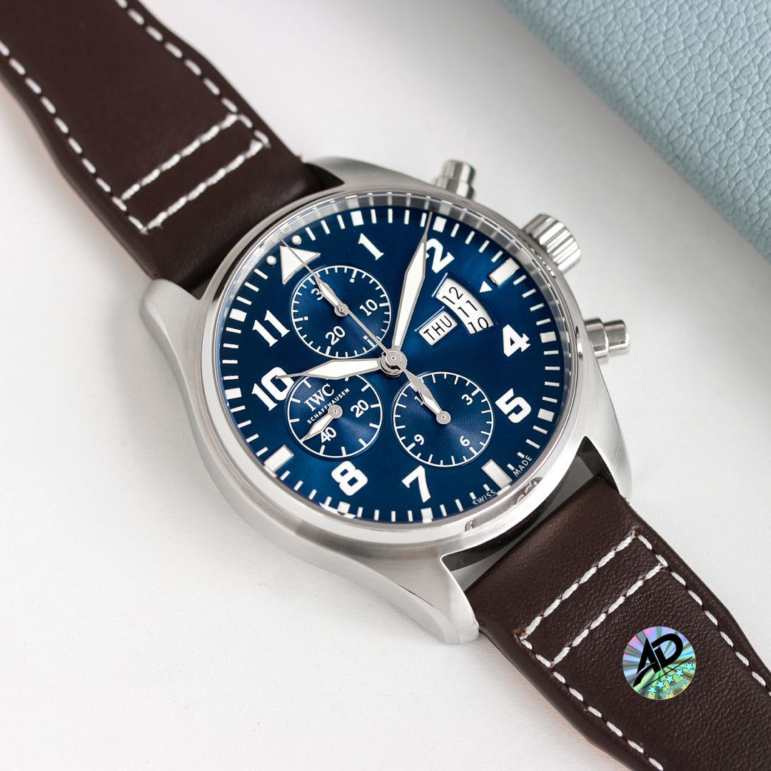 NO:821590,Produced by TW, white shell and gold shell. Answer - TW Factory IWC 43mm quick release watch strap pilot series IW378003. R29 1. The watch is made of rose high-tech gold plating, with mature workmanship, clear and three-dimensional lines, harmonious color matching, and very versatile. 2. Compared with the previous pilot, the size of the new timepiece has been upgraded to 43m, which is more in line with the gold size of modern men's watches!  3. The dial design continues the pilot's classic cockpit dashboard style. The combination of green and red gold gives the watch a new look and shows luxury. 4. The new transparent bottom design uses the self-produced 69385 self-winding mechanical movement from 7750. When fully wound, it can provide a 72-hour power reserve for the watch. 5. The double-layer light blue anti-vertigo coating allows for clearer reading. It continues the classic appearance of the previous work, with a simple design and a precise core. 6. Original mold opening at no cost.  Paired with the counter's exclusive research and development of quick-release fluororubber, leather straps and steel strap options. Welcome to taste this masterpiece of TW's ingenuity!  For the best luxury gift recommendations, please look for TW’s exclusive quality, iwc, gold, gold plating19860909TW 出品 白壳 金壳 谜底- TW Factory IWC 万国 43mm 快拆表带 飞行员系列IW378003. R29 1.腕表采用玫高科技镀金,做工成熟,线条清晰而富有立体感,颜色搭配和谐,非常百搭. 2.与之前的飞行员相比,新款时计尺寸升级到43m尺寸,更加符合现代男表的黄金尺寸！ 3.表盘设计延续飞行员经典的驾驶舱仪表盘风格 绿色与红金搭配使腕表焕然一新 尽显奢华 4.全新透底设计采用7750改自产69385型自动上链机械机芯,上满链后能为腕表提供72小时动力储存. 5.双层浅蓝色防眩晕镀膜更能清楚的读时,延续的前作的经典外观,设计至简 内核精密 6.不惜成本原装开模 搭配专柜独家研发快拆氟橡胶和真皮表带和钢带选择. TW匠心巨作 欢迎品鉴！送礼最佳奢华推荐请认准TW独家品质,,iwc,gold,gold plating,Watch