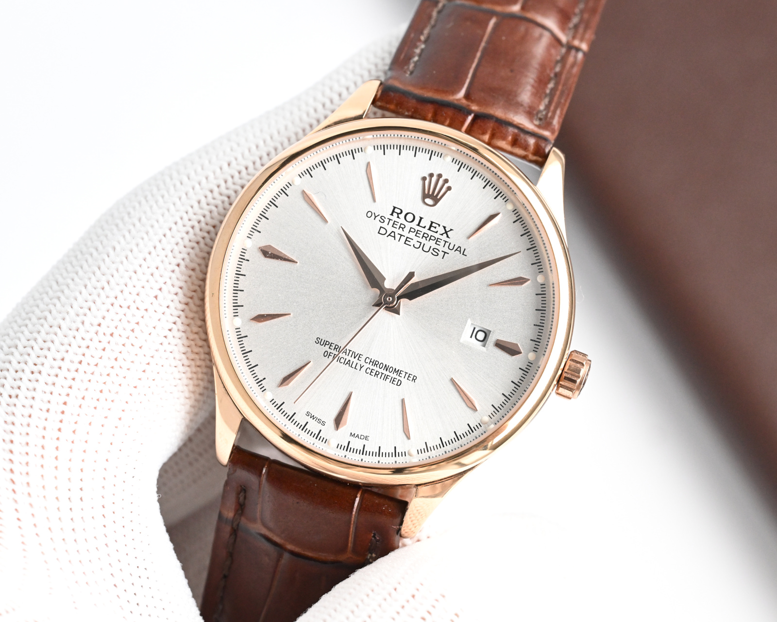 NO:394245,The new product is specially launched in the business series of Rolex (real photo shoots), and the entire watch is made of 316L stainless steel, high-end and atmospheric! 316L stainless steel creates a perfect polygonal curve case! Paired with imported sapphire glass, Italian waterproof belt, original pin buckle! ! ! Equipped with original imported fully automatic mechanical movement (zero rework), diameter size 40mm, deep waterproof. The product has better luster and exquisite feel, the dial is lifelike, the shell cover technology is all master-level light body test, plus the high-tech forging of machines in the new era, shocking and noble, rolex19860909新品特推劳力士ROLEX（实拍图）商务系列,全表采用316L精钢,高档大气！316L精钢打造完美多边形弧度表壳！搭配进口蓝宝石玻璃,意大利防水皮带,原装针扣！！！搭载原装进口全自动机械機芯（零返修） ,直径尺寸40mm 深度防水. 产品实物光泽手感更佳精湛 字盘刻度栩栩如生 壳套工艺都是宗师级别轻身检验 加上新时代机器高技锻造 上手震撼尊贵非凡,,rolex,Watch