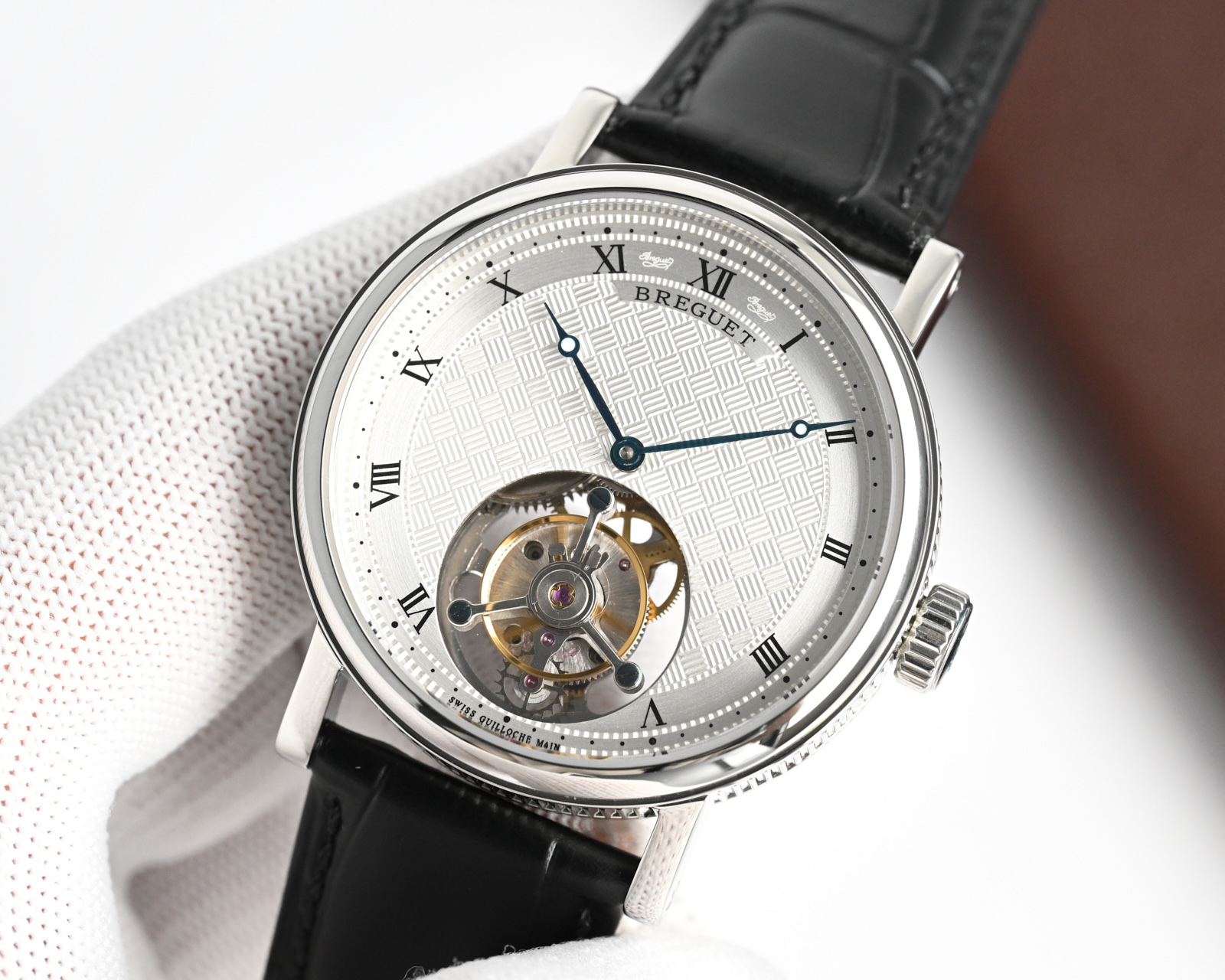 NO:151054,Abraham Louis Breguet/Mr. In the watchmaking workshop of the Paris watch bank, he created a tourbillon speed control device that has been admired by countless people in the history of watchmaking. This extremely complex and precise organization demonstrates Mr. Breguet's extraordinary vision and creativity, and is still of great significance to the high-end watchmaking industry today. The role and significance of tourbillons are no longer to improve the accuracy of time, but to write a brilliant chapter in the field of watchmaking. The Breguet tourbillon timepieces have been constantly innovating in the century-long journey, surpassing themselves, combining exquisite mechanical manufacturing skills and profound aesthetic principles, creating a complex and charming mechanical world. The crown of the watch is engraved with the famous Breguet brand logo. From the side, we can see the famous coin patterns of Breguet, representing the gentle and humble temperament of a gentle and gentleman. This is also the reason why many royal families like to wear Breguet!  ,louis vuitton,breguet19860909阿伯拉罕-路易 宝玑/先生在他所创立的巴黎钟表堤岸制表工坊中,创造了制表史上令无数人赞叹的陀飞轮调速装置.这一无比复杂的精密机构彰显了宝玑先生卓然超群的远见与创想,时至今日仍对高级制表业有着重要意义.陀飞轮的作用和意义已不仅是提高走时的精准度,而是谱写了制表领域的辉煌篇章.宝玑陀飞轮时计臻品在百年征程中不断创新,超越自我,集精湛机械制造技艺与深厚美学原理于一身,创制出演绎复杂迷人的机械世界.腕表的表冠上刻有著名的宝玑品牌标志,从侧面我们可以看到表王宝玑著名的钱币纹饰,代表着温文尔雅、谦谦君子的气质,这也是很多王室喜欢佩戴宝玑的原因！,,louis vuitton,breguet,Watch