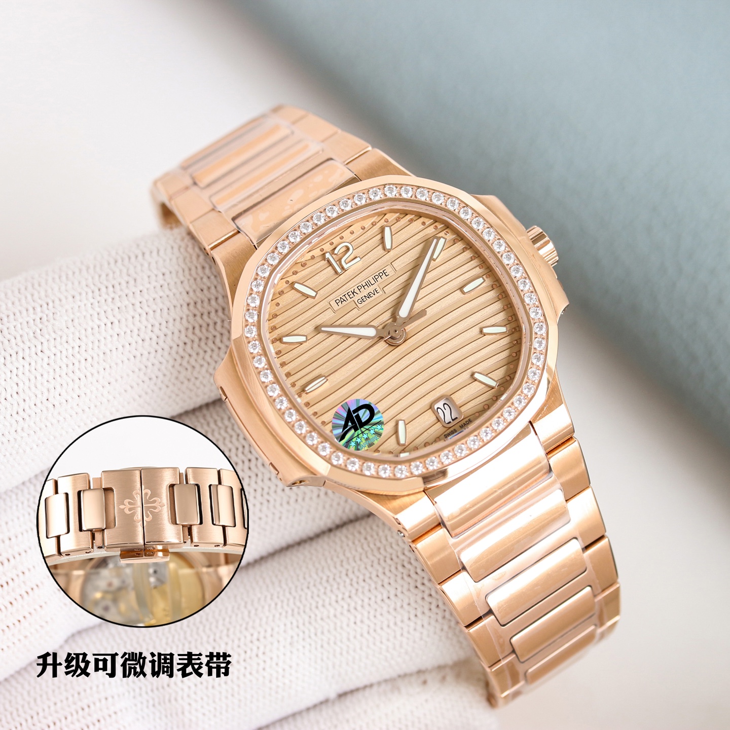 NO:822327,DDS's most beautiful Nautilus 1: The most matching version on the Internet with silvery white, white background and silver brushed wavy plain pattern showing charming luster under the light 2: The chamfered edge of the dial scale is consistent with the original version, and the beading on the edge of the scale is the same exquisite size as the original version. 3: The matching lug position has smooth and smooth edges 4: The CNC chamfering of the four ear corners of the matching case is consistent with the original version 5: The matching bottom cover lug hook lock case structure size is precise and meticulous 6:  The sand lines on the strap are fine and even, no thickness, no broken lines, the light position is three-dimensional and straight, and the brightness is super bright. 7: Dandong factory custom-made 324 integrated movement 3.4 thickness fine engraving craftsmanship, original factory quality and stable 8 Full tungsten steel automatic thallium weight is the same as the original version, the weight is enough to move, and there will be no chain breakage  9. The automatic thallium shading is fine lines according to the first stripe of the original version, and the leaf pattern is finely carved in a 1-1 ratio. The thallium piece has a beveled edge and follows the original version.19860909DDS最美鹦鹉螺1:全网最对版银光白,白色底纹银色拉丝波浪平纹在光线下呈现迷人光泽 2:表版刻度倒角边缘与原版一致,刻度边缘罗珠与原版一致精美尺寸. 3:对版耳位光边圆弧弧弯光边线条均匀流畅 4: 对版表壳四个耳角鹰嘴cnc倒角与原版一致 5:对版底盖凸耳挂钩锁壳结构尺寸精准细致 6: 表带砂纹线条细腻均匀 无粗细 无断纹 光位立体笔直光度超级光亮.7:丹东厂定制324一体机芯3.4厚度精雕刻字工艺原厂出品品质稳定 8全钨钢自动铊重量与原版一致重量足动力带得动,不会出现断链 9自动铊底纹按照原版第一条条纹为细纹,精雕树叶花纹1-1比例铊片带斜光边跟足原版,,,Watch