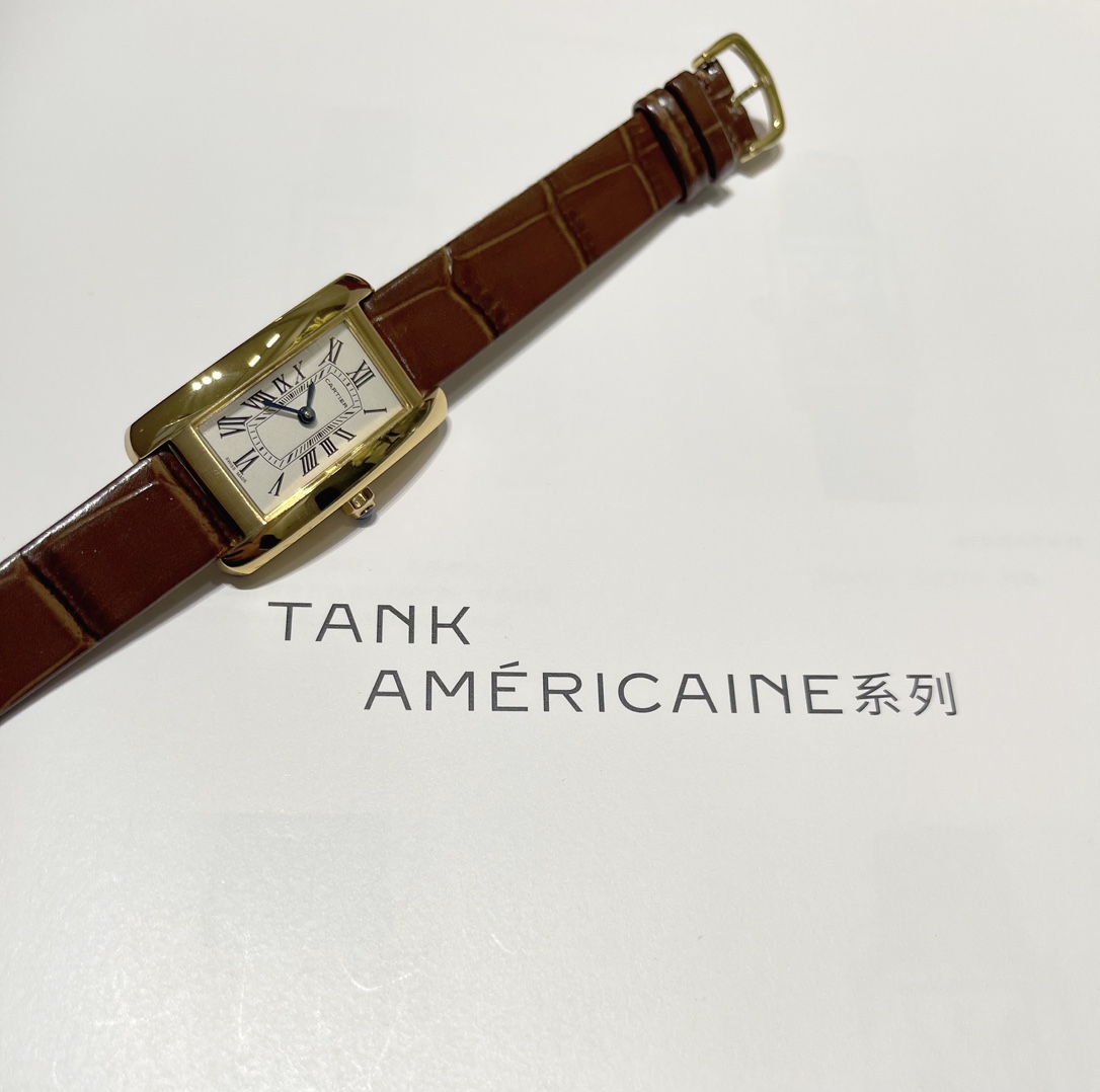 Tank Américaine De Cartier Petite taille : L35 mm W20 mmMontre Tank Américaine (série Cartier American Tank) petit modèle, mouvement à quartz suisse, boucle du boîtier en acier inoxydable 316L, verre miroir incurvé avec pierres précieuses, aiguilles en acier bleu en forme d’épée, petit bracelet en cuir de vache importé, taille du boîtier : longueur 35 mm, largeur 20 mm