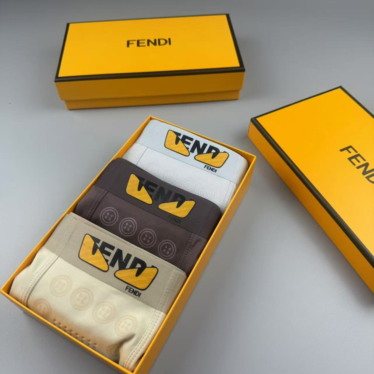  新品！FENDI 芬迪 古奇原单品质，时尚潮男新品 锦纶冰丝无缝切割工艺 科学配 76%锦纶+24%氨