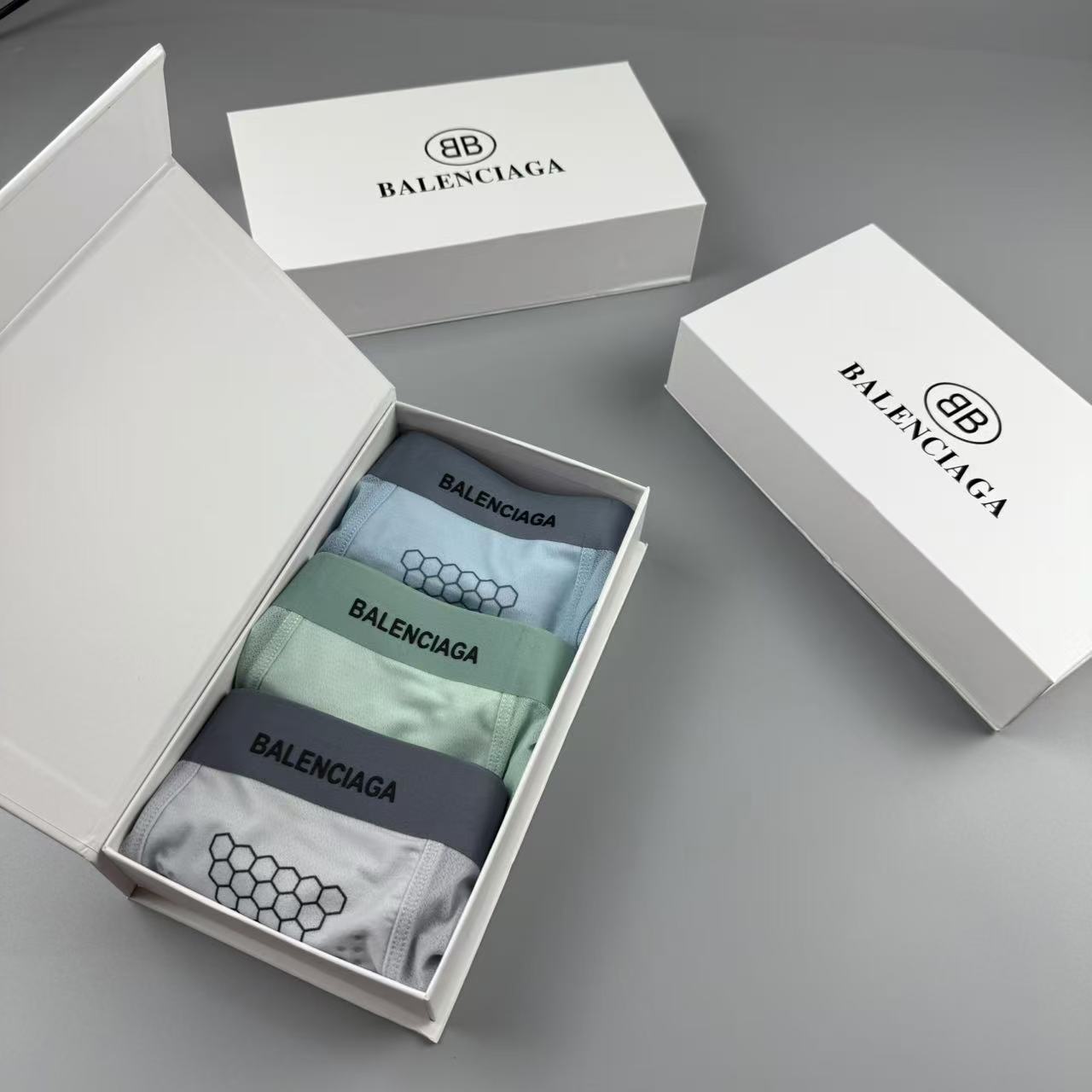  新品 巴黎世家 Balenciaga  原单品质！潮流奢品 ！轻薄透设计，采用进口轻薄桑蚕丝 轻薄透气