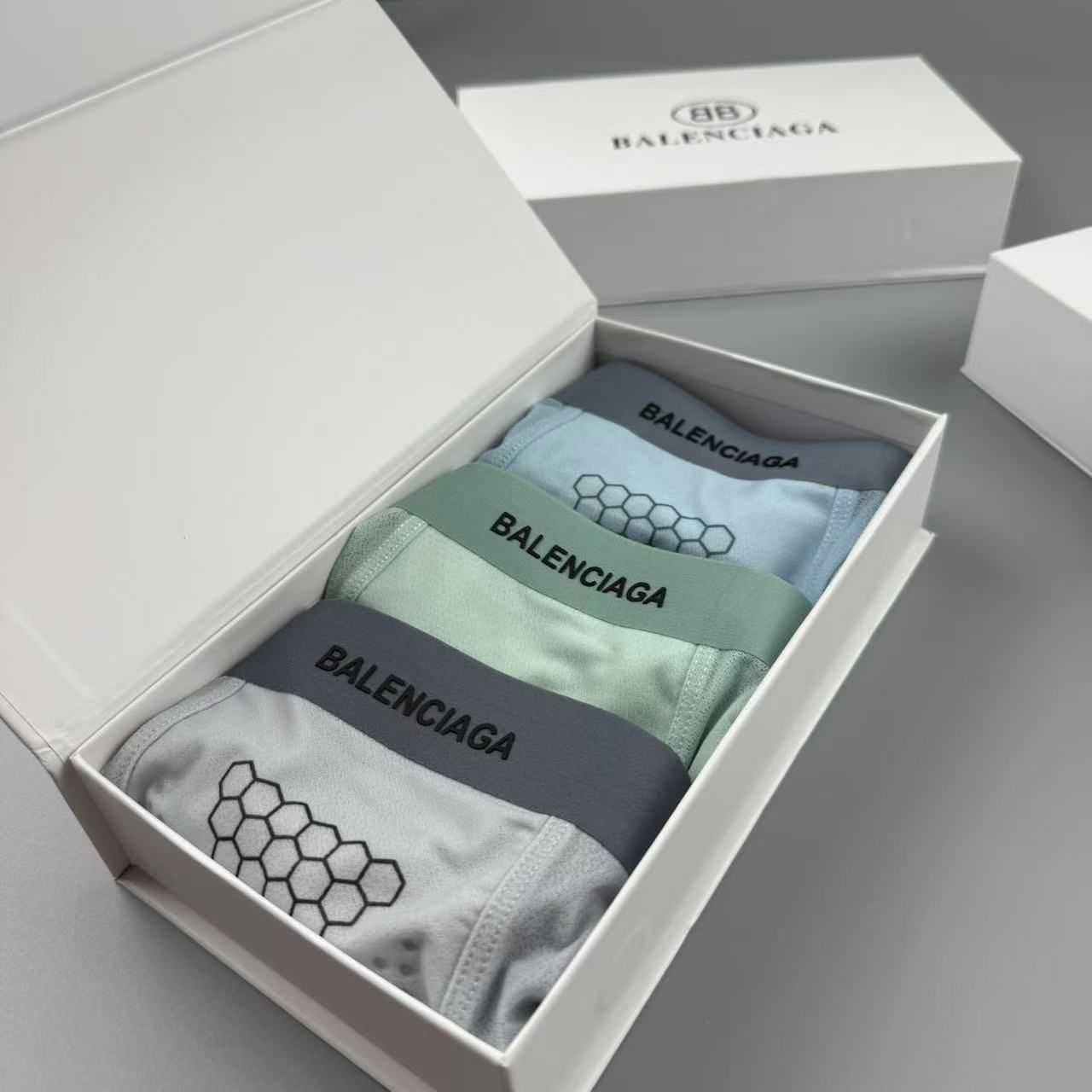  新品 巴黎世家 Balenciaga  原单品质！潮流奢品 ！轻薄透设计，采用进口轻薄桑蚕丝 轻薄透气