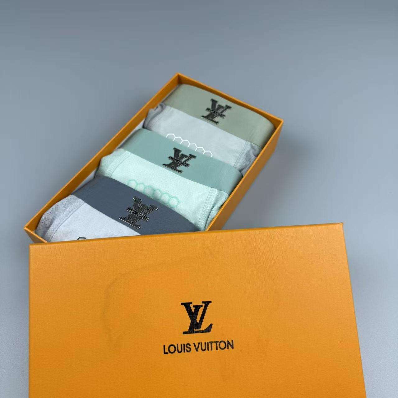 新品 LV 驴家  原单品质！最新高周波硅胶款 潮流奢品 ！轻薄透设计，采用进口轻薄桑蚕丝 轻薄透气丝滑
