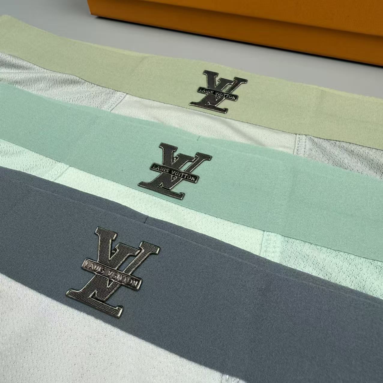新品 LV 驴家  原单品质！最新高周波硅胶款 潮流奢品 ！轻薄透设计，采用进口轻薄桑蚕丝 轻薄透气丝滑