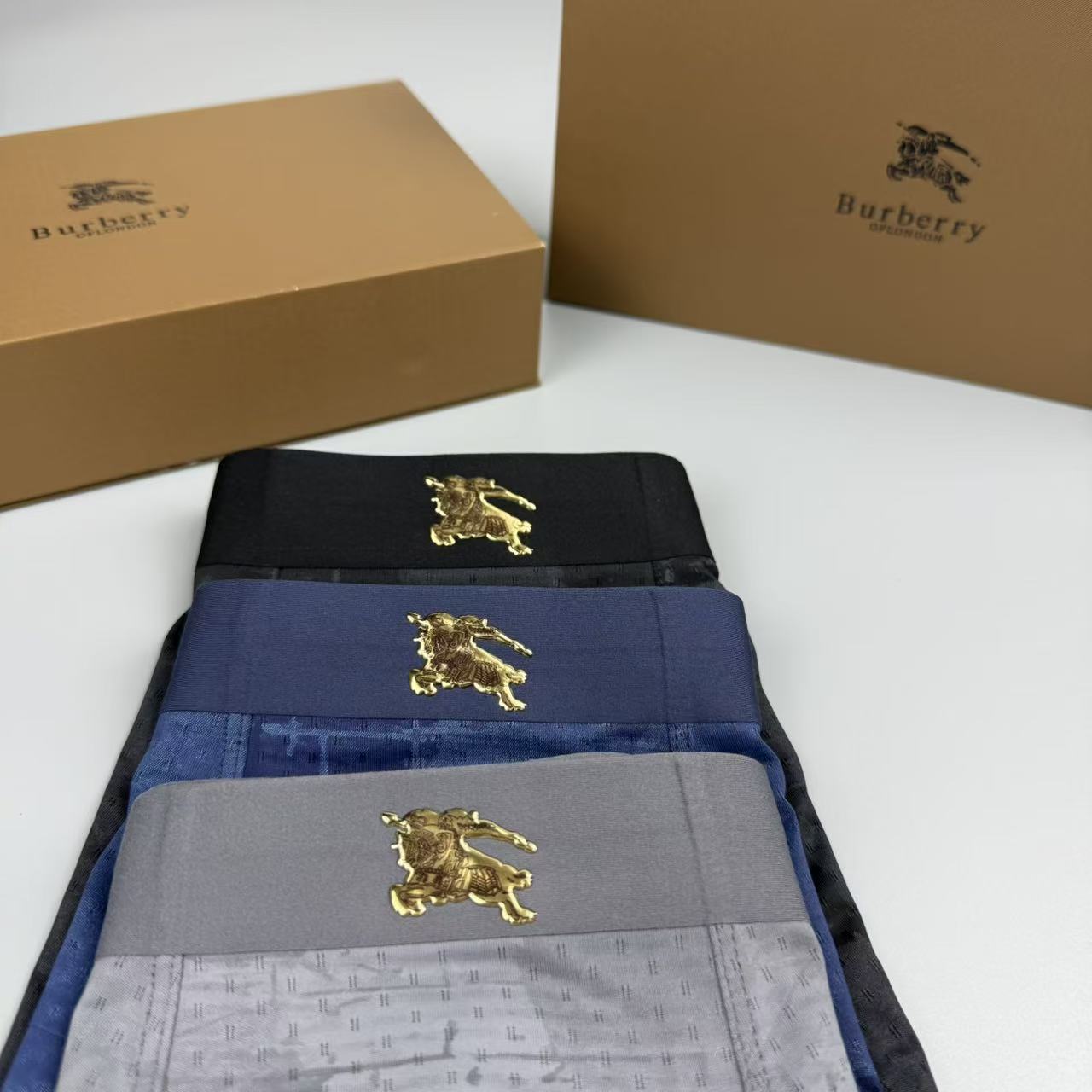 🆕🆕 巴宝莉  专柜最新款，最新高周波硅胶款，绝对的原单品质，全手工切割工艺   专柜订制进口面料。  