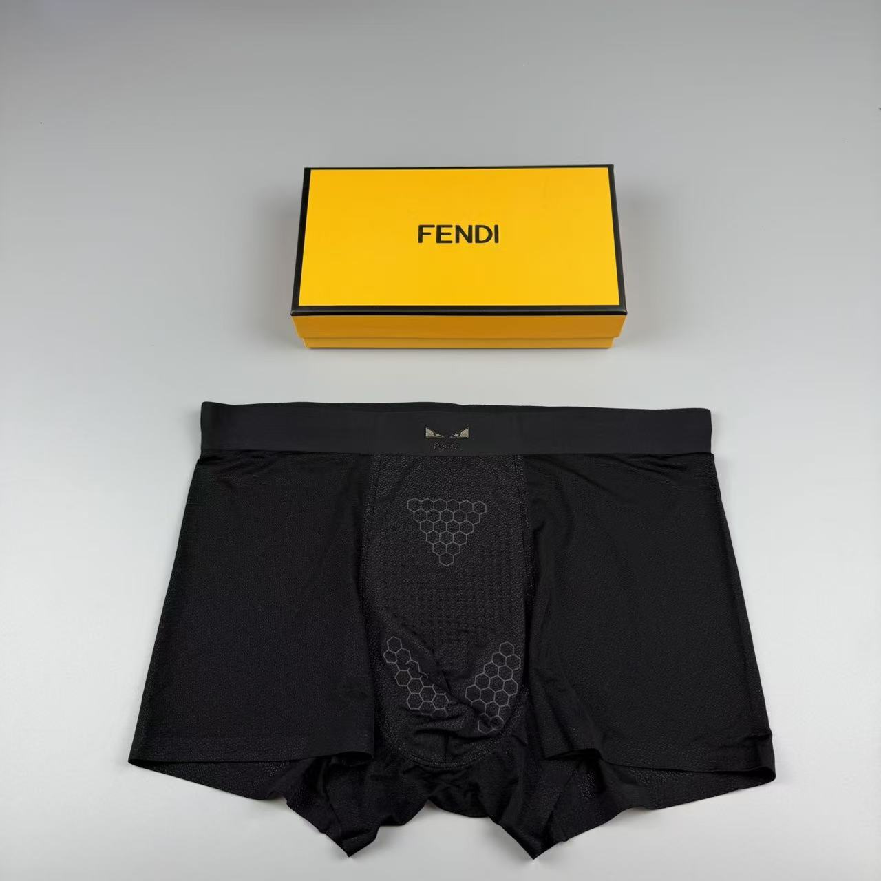 新品 FENDI  芬迪 原单品质！最新高周波硅胶款 潮流奢品 ！轻薄透设计，采用进口轻薄桑蚕丝 轻薄透
