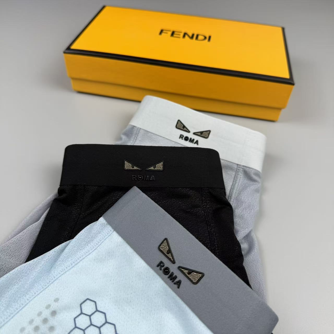 新品 FENDI  芬迪 原单品质！最新高周波硅胶款 潮流奢品 ！轻薄透设计，采用进口轻薄桑蚕丝 轻薄透