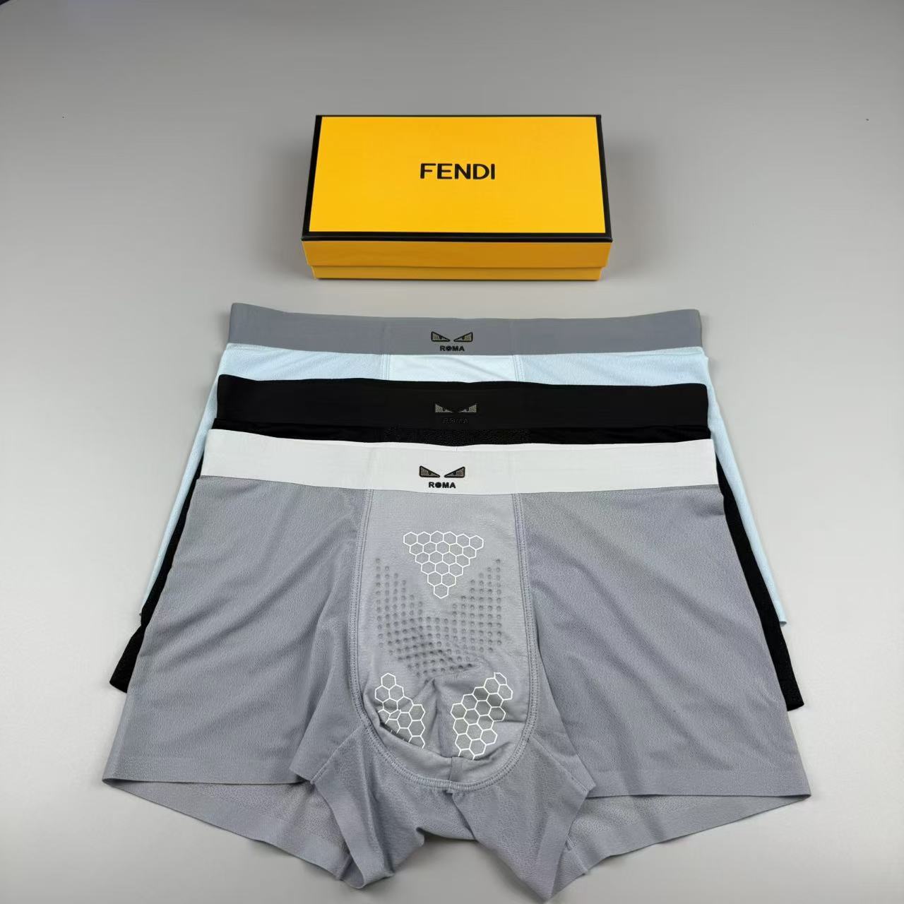 新品 FENDI  芬迪 原单品质！最新高周波硅胶款 潮流奢品 ！轻薄透设计，采用进口轻薄桑蚕丝 轻薄透