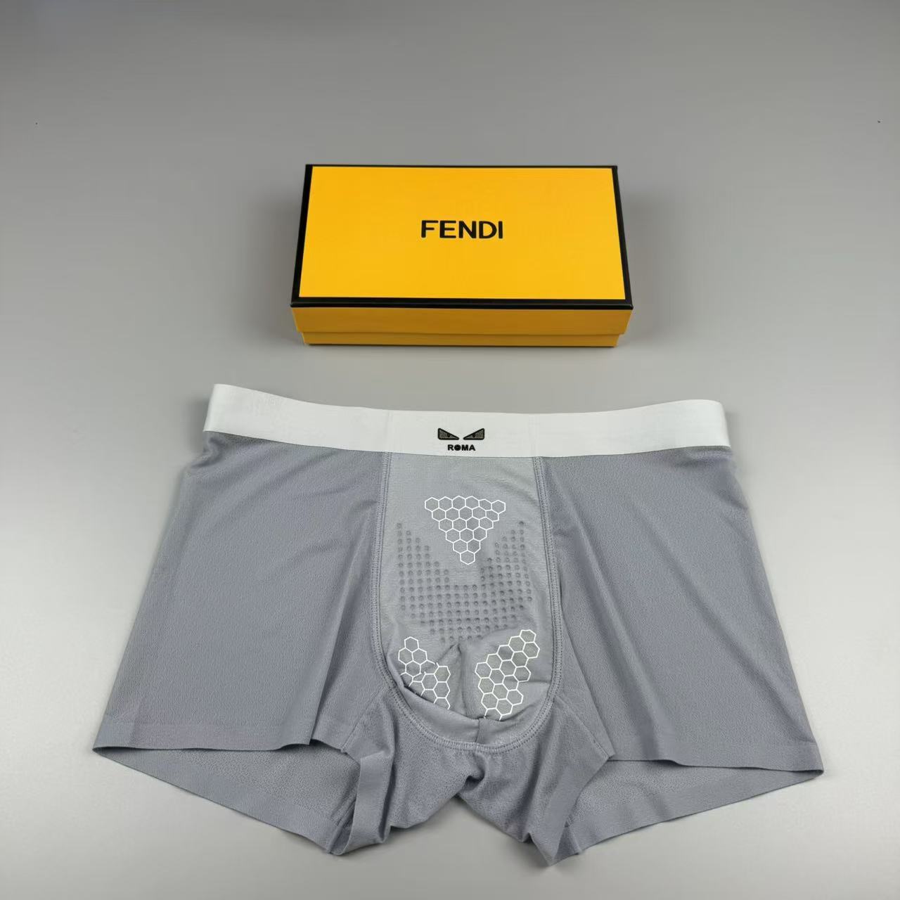 新品 FENDI  芬迪 原单品质！最新高周波硅胶款 潮流奢品 ！轻薄透设计，采用进口轻薄桑蚕丝 轻薄透