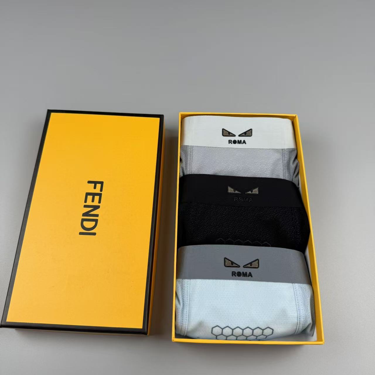 新品 FENDI  芬迪 原单品质！最新高周波硅胶款 潮流奢品 ！轻薄透设计，采用进口轻薄桑蚕丝 轻薄透