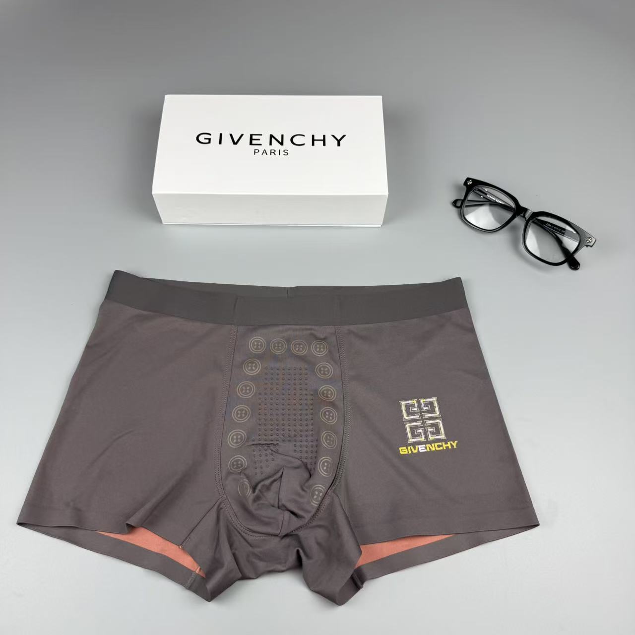 新品！纪梵希。原单品质，时尚潮男新品 锦纶冰丝无缝切割工艺 科学配 76%锦纶+24%氨纶，丝滑 透气 