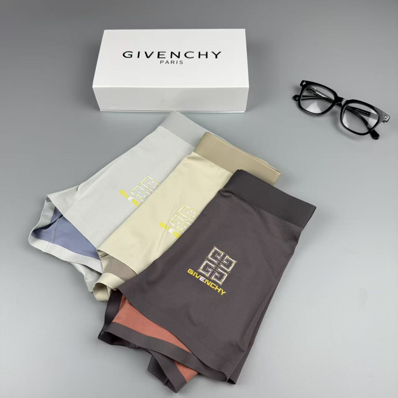新品！纪梵希。原单品质，时尚潮男新品 锦纶冰丝无缝切割工艺 科学配 76%锦纶+24%氨纶，丝滑 透气 