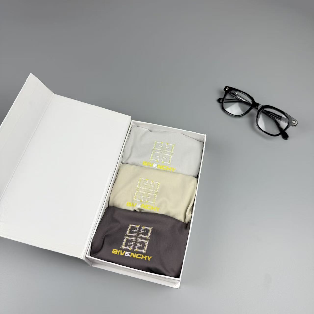 新品！纪梵希。原单品质，时尚潮男新品 锦纶冰丝无缝切割工艺 科学配 76%锦纶+24%氨纶，丝滑 透气 