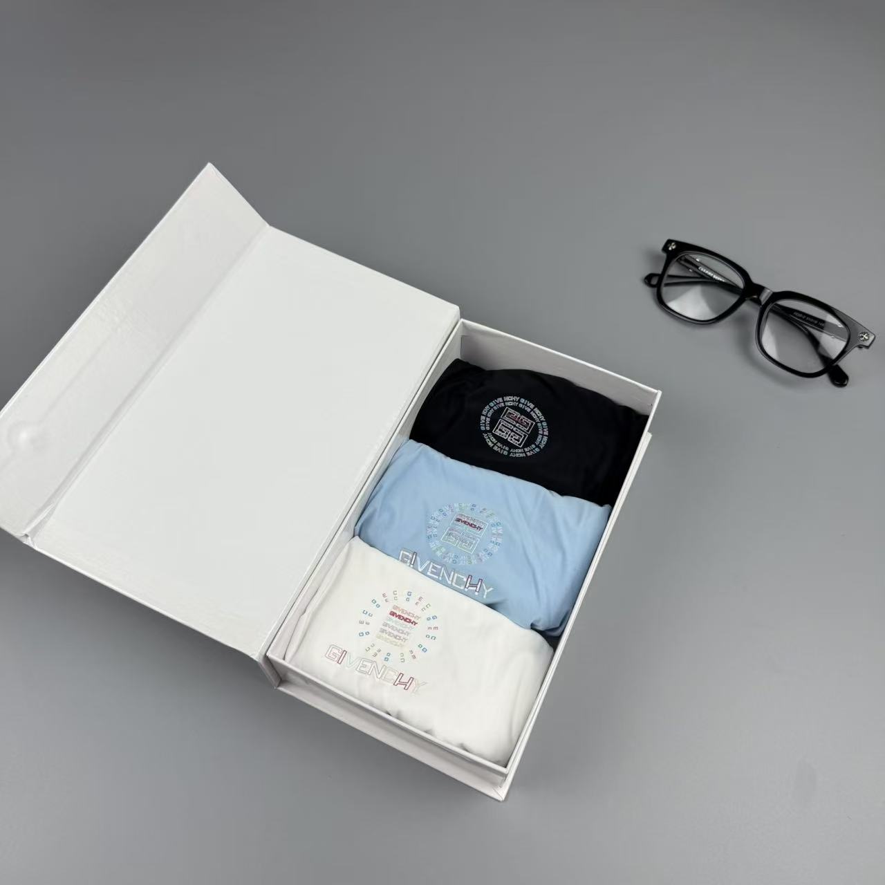 新品！纪梵希。原单品质，时尚潮男新品 锦纶冰丝无缝切割工艺 科学配 76%锦纶+24%氨纶，丝滑 透气 
