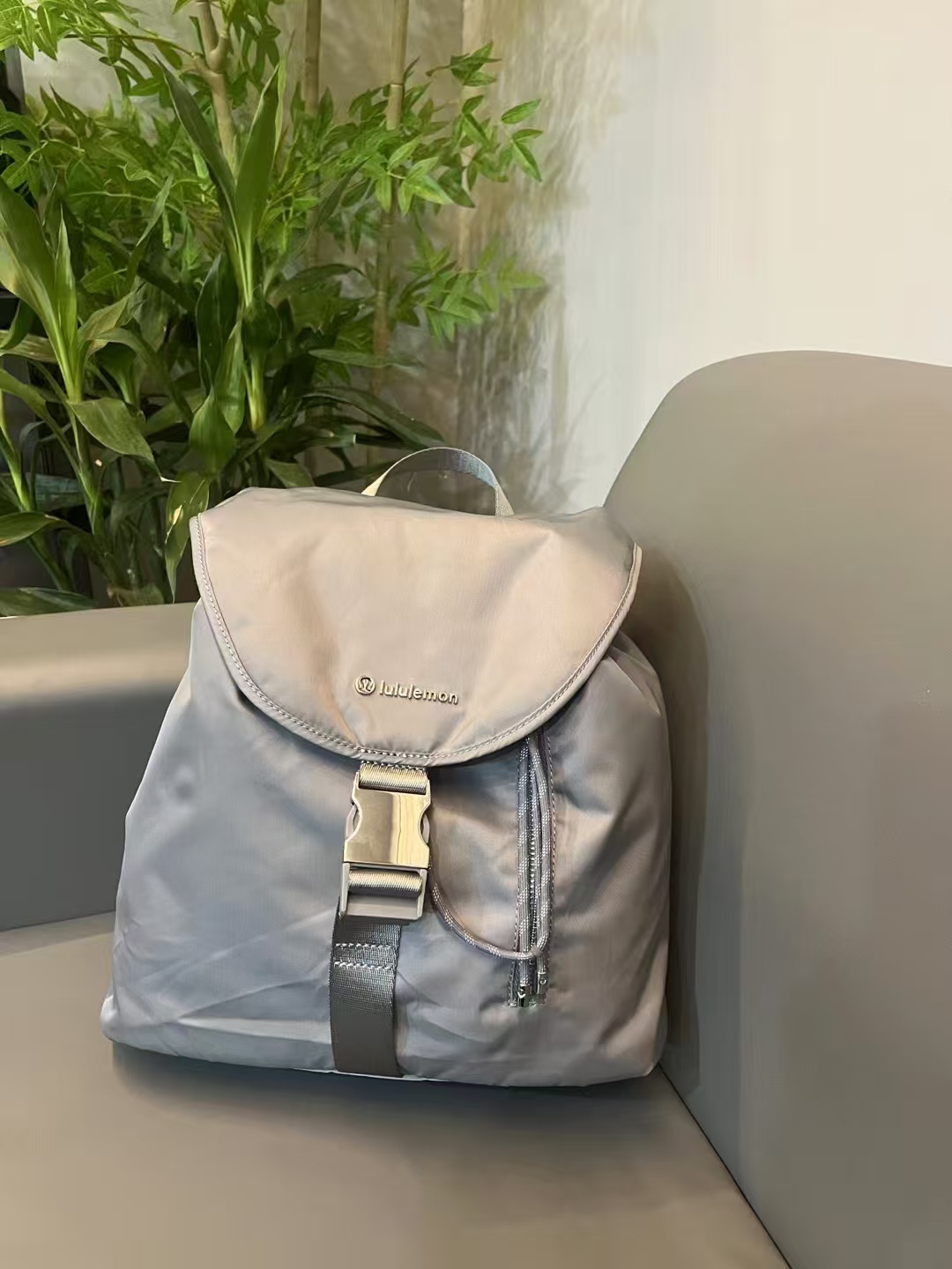 lululemon Wunderlust Drawstring Bucket Backpack - Comprehensive 2