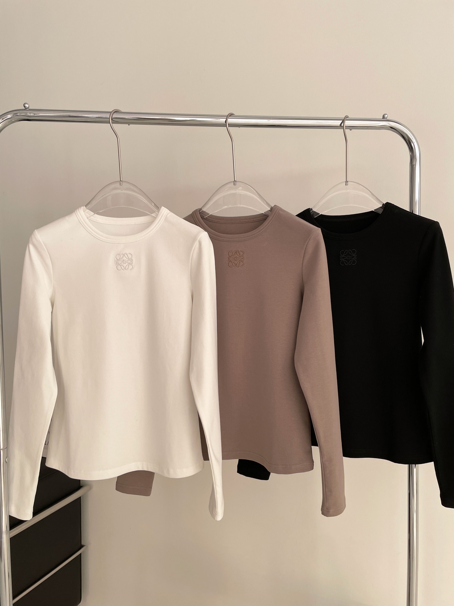 NO:313650,* New early spring style with embroidered and fur-bottomed long sleeves~ Although the base shirt is simple, you should also choose high-quality ones to wear!  The more inconspicuous the combination, the more refined and high-sensing it can be improved. The softness and elasticity of the fabric are also very good, and it will not be pilled, deformed or shrinked, and the quality can be seen!  The embroidery craftsmanship on the chest is full of details. It is also very fashionable to wear a cardigan jacket to reveal the faint embroidery. The overall feeling is refreshing. The upper body is the effect of a paper man. The wardrobe must have a simple and versatile basic long sleeves. This one is the one~ Size, Jackets & coats, alexander wang19860909*  早春新款 刺绣磨毛打底长袖～打底衫虽然简单但也要选优质的来穿！越是不起眼的搭配,越能提升精致度和高感.面料柔软性和弹力也都非常非常好,不起球不变形不缩水,品质看得见！胸口小刺绣工艺细节满分,搭个开衫外套露出若隐若现的刺绣也是很洋气的,整体就是清清爽爽的感觉.上身是纸片人效果,衣柜必须有一件简约百搭的基础长袖,非这件莫属啦～ 码数,,jackets & coats,alexander wang,Women's clothing