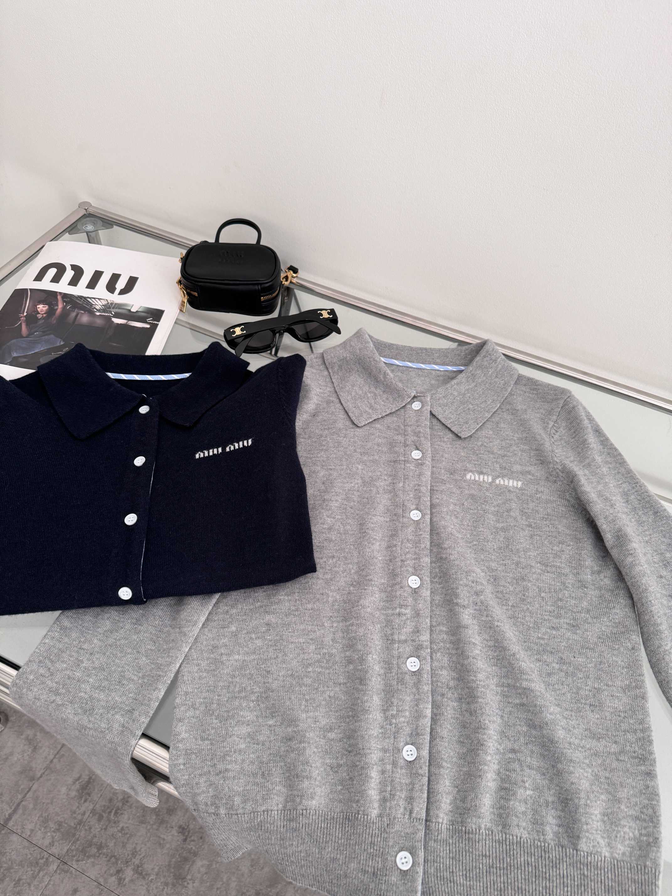 NO:313646,* New spring style with letter embroidery logo inlaid lapel wool cardigan~letter embroidery embroidery, not monotonous, single-circle button design, a little short-short-style long, which is very good to divide the body proportions. The daily solid straight-tube style is easy to control and not picky~The lines are delicate and delicate, visually slim, the cuff hem is closed, thick and stylish. The feel is soft and glutinous, comfortable and furry. The favorite is its lapel, which wraps the neck softly and warmly, and is really amazing when you get the real thing!  Alexander wang19860909*  春季新款 字母刺绣徽标嵌花翻领羊毛开衫~字母刺绣点缀,不显单调,单门襟纽扣设计,有点偏短款的衣长,很好的划分身材比例.日常实穿的紧实直筒版型,好驾驭不挑人~纹路细腻精致,视觉显瘦,袖口下摆螺纹收口,厚实有型.手感软糯,舒适有毛感,最喜欢的就是它的翻领,软软的温暖的包裹着脖子,实物到手真的有被惊艳到！ 码数,,alexander wang,Women's clothing