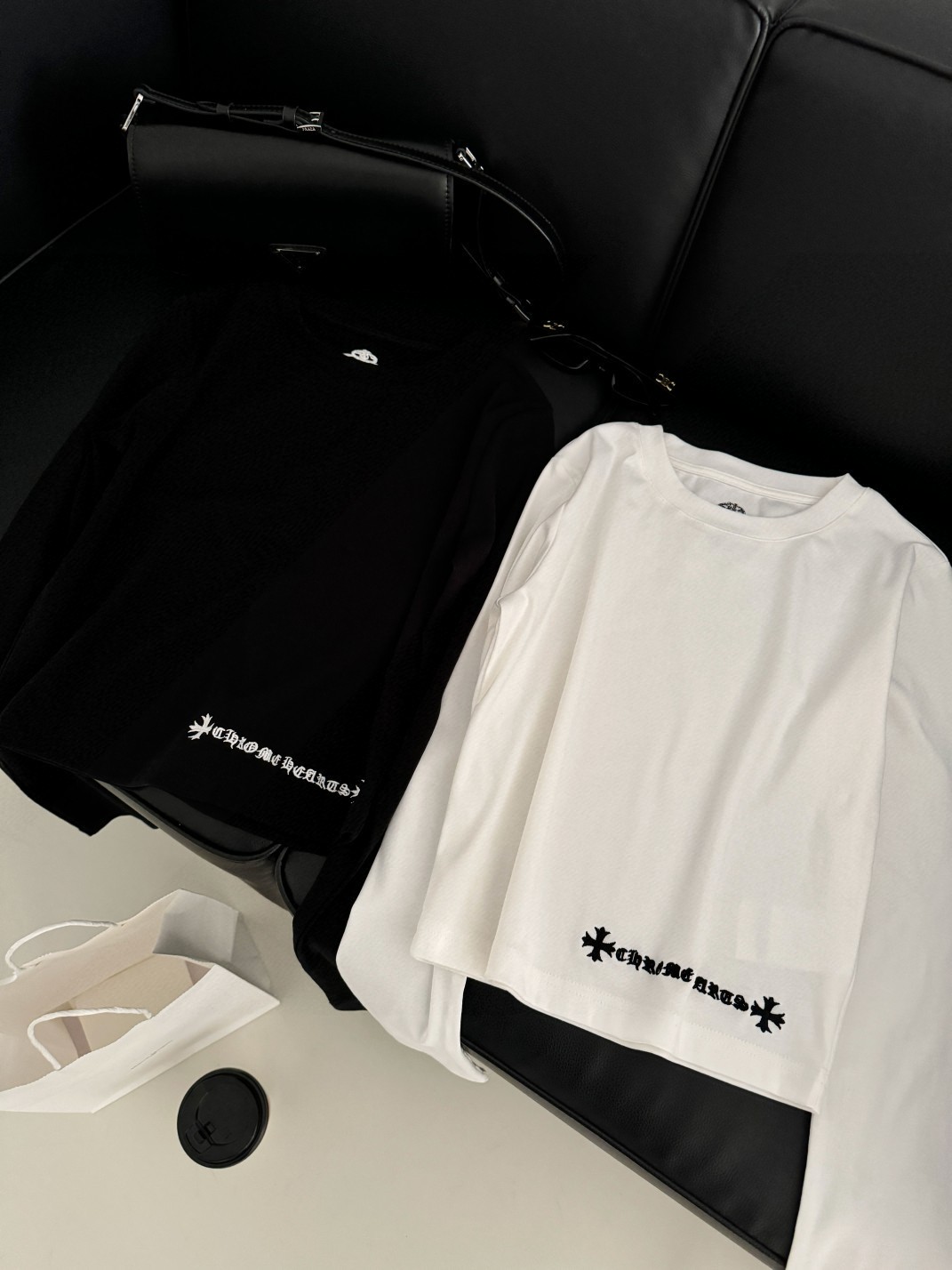 NO:311440,CH Croxin 2025 Early Spring New Style, long-sleeved bottom, black and white, high elastic, the overall tight style, it shows off your figure when worn, it is very comfortable to wear, and can also be matched in various coats. The design of Sanskrit cross embroidery logo on the hem and back is fashionable and not monotonous. The fit between the sleeves and the arms is handled well, and the lines of the arm are naturally wrapped around the whole person's temperament. Nice! Color white, black, SML P,,chrome hearts, jackets & coats, alexander wang19860909CH克罗心 2025 早春新款 打底长袖,黑白两色,高弹力,整体是比较紧身的款,穿起来狠显身材,单穿巨舒服,还能搭配在各种外套里面,下摆及后背梵文十字架刺绣logo的设计,时髦不单调,袖子与手臂的贴合度处理好,狠自然的包裹住手臂的线条,整个人的气质也相对更加利落,敲Nice! 颜色白色 黑色 码数SML P,,chrome hearts,jackets & coats,alexander wang,Women's clothing