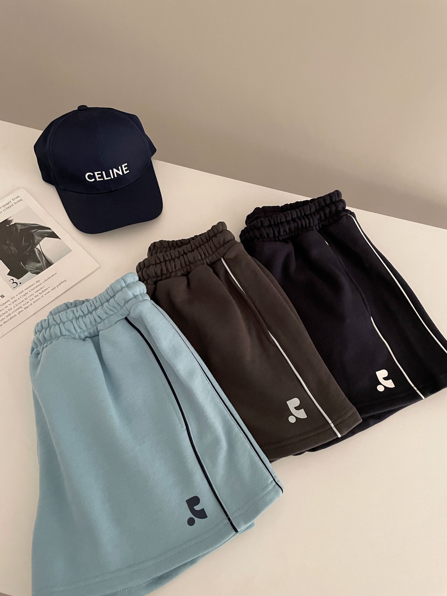 NO:330780,Rest* 2025 Summer New Style Letter Loose Drawstring Sleeve Pants, Five-point Men's and Women's Sport Pants. Soft and delicate skin-friendly fabrics, feel the hot and fresh summer, bringing a bright summer fresh knowledge and a trendy and comfortable dressing experience. Loose version of casual shorts, paired with loose tops, showing a fashionable street feel; paired with short body sweatshirts, etc., highlighting the body proportions, and sets to create a light casual sports LOOK. SML, hoodie, sweatshirts, shorts, alexander wang19860909Rest* 2025 夏季 新款 字母宽松抽绳卫裤,五分男女款运动裤.柔软细腻的亲肤面料,感受夏季的热辣与清新,带来明媚的夏日新鲜常识和潮流舒适的穿搭体验.宽松版休闲短裤,搭配宽松上装,尽显时尚街头感;搭配短身上衣卫衣等,突出身材比例,套装打造轻休闲运动LOOK. 码数SML,,hoodie,sweatshirts,shorts,alexander wang,Women's clothing