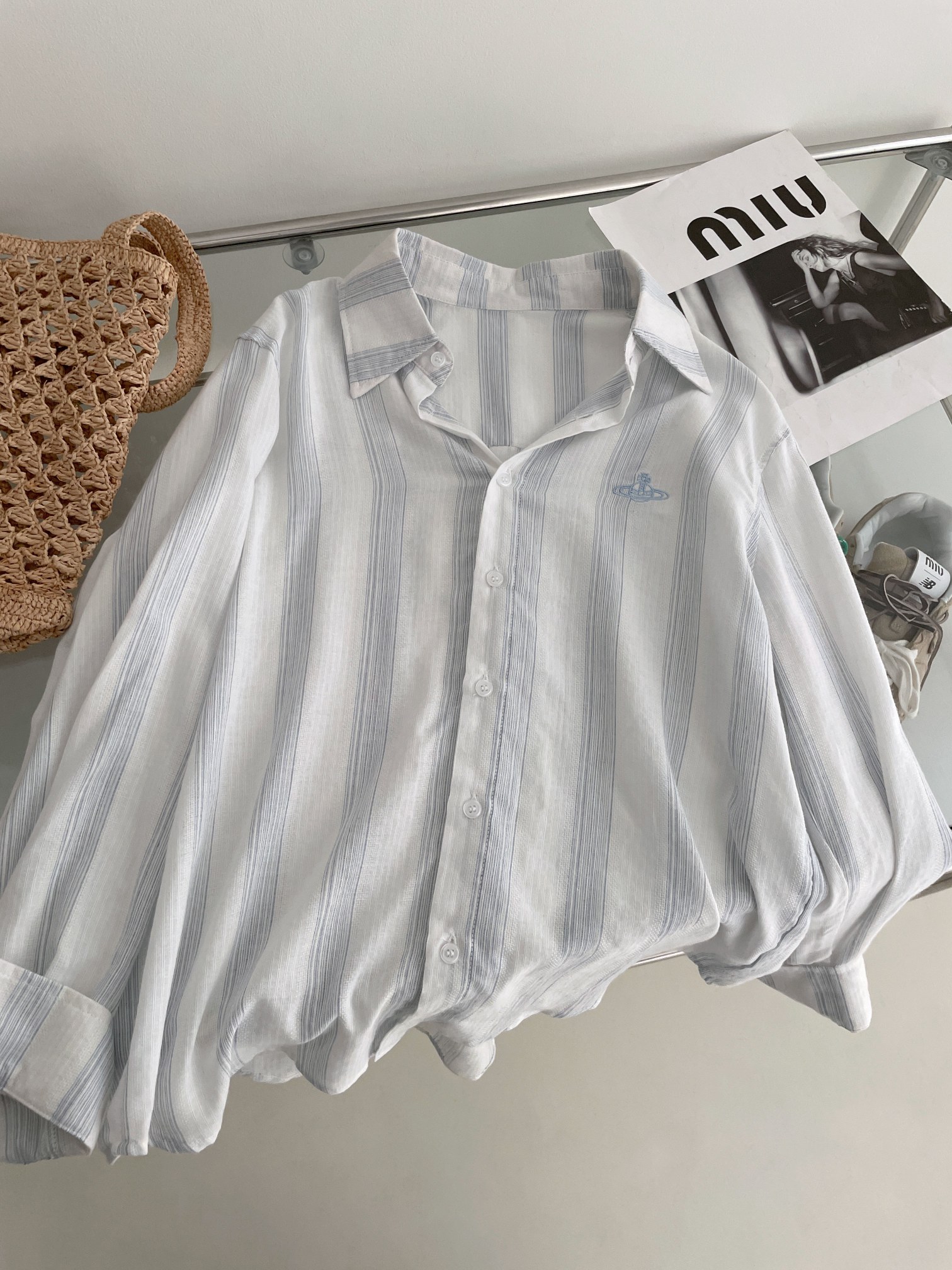 NO:331874,Vivienne Westwood Queen Mother 2025 Summer New Sea Salt Style Linen Blue Striped Shirt, Random Lazy Sea Salt Saturn Embroidery Blue Striped Light Long Sleeve Shirt Jacket Sunscreen Shirt, Blue Fresh, interpreting the summer style: Throughout the entire shirt, the classic blue and white color matching, suitable for various skin tones, easily creating a cool atmosphere in summer. Planetary embroidery, lit up the exquisite embroidery worker of interstellar fantasy, perfectly presenting the contours and textures of the planet. The short front is long enough to enhance the casual and lazy tone of the whole dress but also exquisite. It is good for girls to pursue a lazy feeling. ML, Jackets & coats, Shirts, alexander wang19860909Vivienne Westwood 西太后 2025 夏季新款 海盐风亚麻蓝条纹衬衣,随意慵懒风海盐土星刺绣蓝条纹轻薄长袖衬衫外套防晒衫,蓝色清新,演绎夏日风情:贯穿整件衬衫,蓝白相间的经典配色,适配各种肤色,轻松营造出夏日里的清凉氛围.星球刺绣,点亮星际幻想精致的绣工将星球的轮廓、纹理完美呈现.前短够长提升了整件衣服随性慵懒的调性但又精.追求慵懒感女生们人手一件好嘛 码数ML,,jackets & coats,shirts,alexander wang,Women's clothing