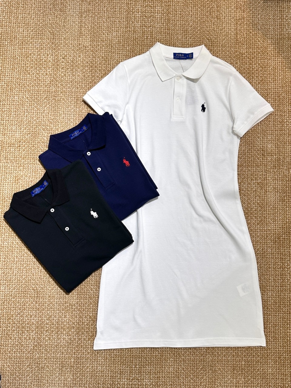 NO:431114,RalphLauren 2025 Summer Workplace New Polo Collar Pony Pattern Hip Skirt When the classic Polo Collar meets neat hip-clad tailoring, it collides with the ability and softness of working women. This season's new pony pattern fabric interprets low-key luxury with delicate textures, and combines breathability and drape, perfectly fits the needs of summer wardrobe. Color black, hidden blue, white, SML, loro piano, skirts, alexander wang19860909RalphLauren 2025 夏日职场新宠Polo领小马纹包臀裙 当经典Polo领遇上利落包臀剪裁,碰撞出职场女性的干练与柔美.本季全新小马纹面料以细腻纹理诠释低调奢华,透气性与垂感兼备,完美贴合夏日衣橱需求 颜色黑色 藏蓝 白色 码数SML,,loro piana,skirts,alexander wang,Women's clothing