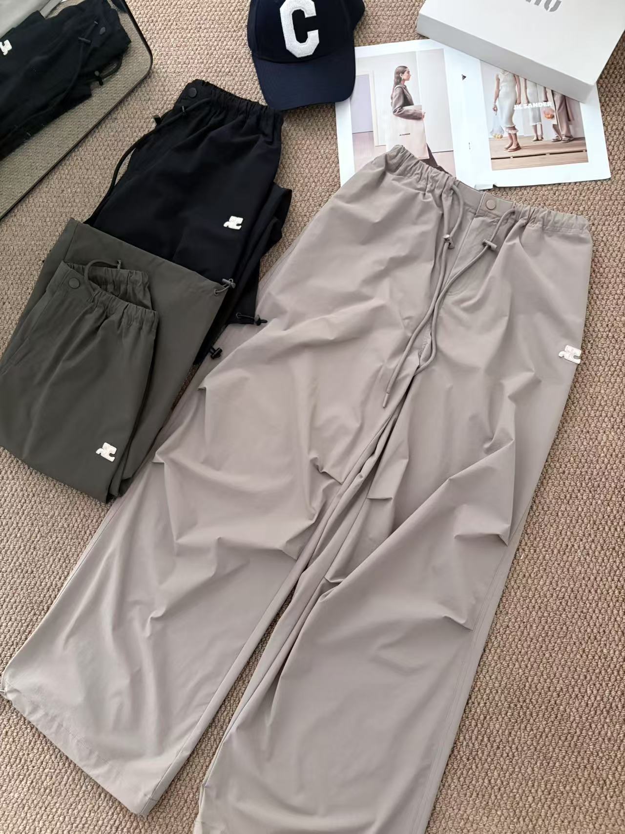 Courreges 
2025 夏季新款 三色工装裤 强势上新！采用经典纯色设计，简约大气，尽显干净利落