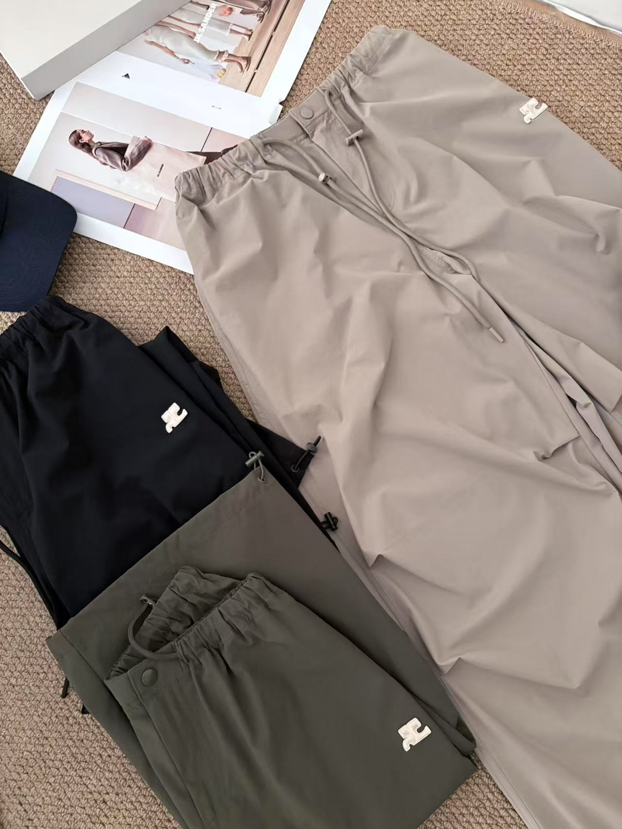 Courreges 
2025 夏季新款 三色工装裤 强势上新！采用经典纯色设计，简约大气，尽显干净利落
