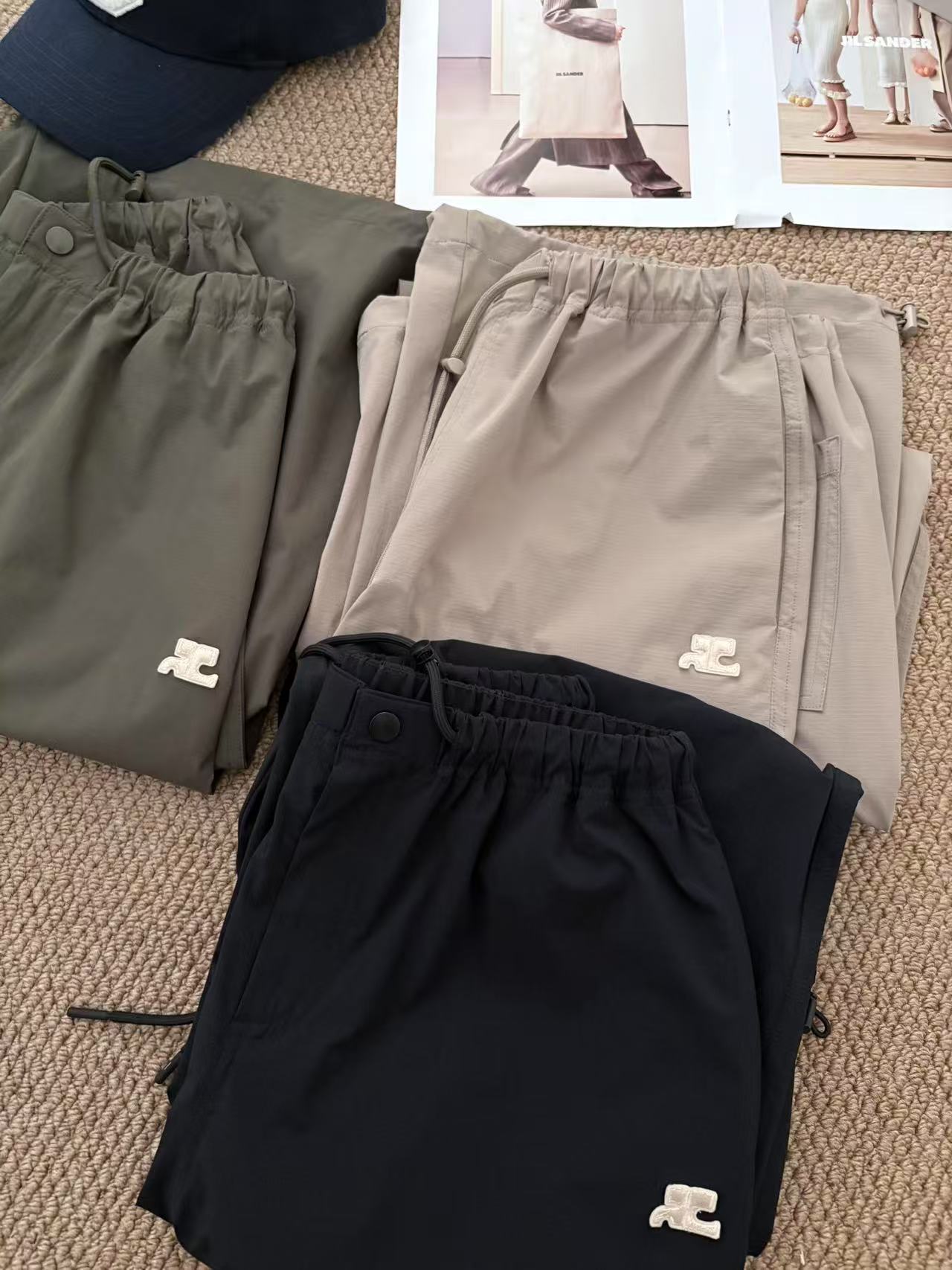 Courreges 
2025 夏季新款 三色工装裤 强势上新！采用经典纯色设计，简约大气，尽显干净利落