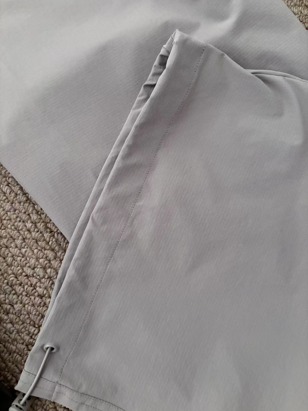 Courreges 
2025 夏季新款 三色工装裤 强势上新！采用经典纯色设计，简约大气，尽显干净利落