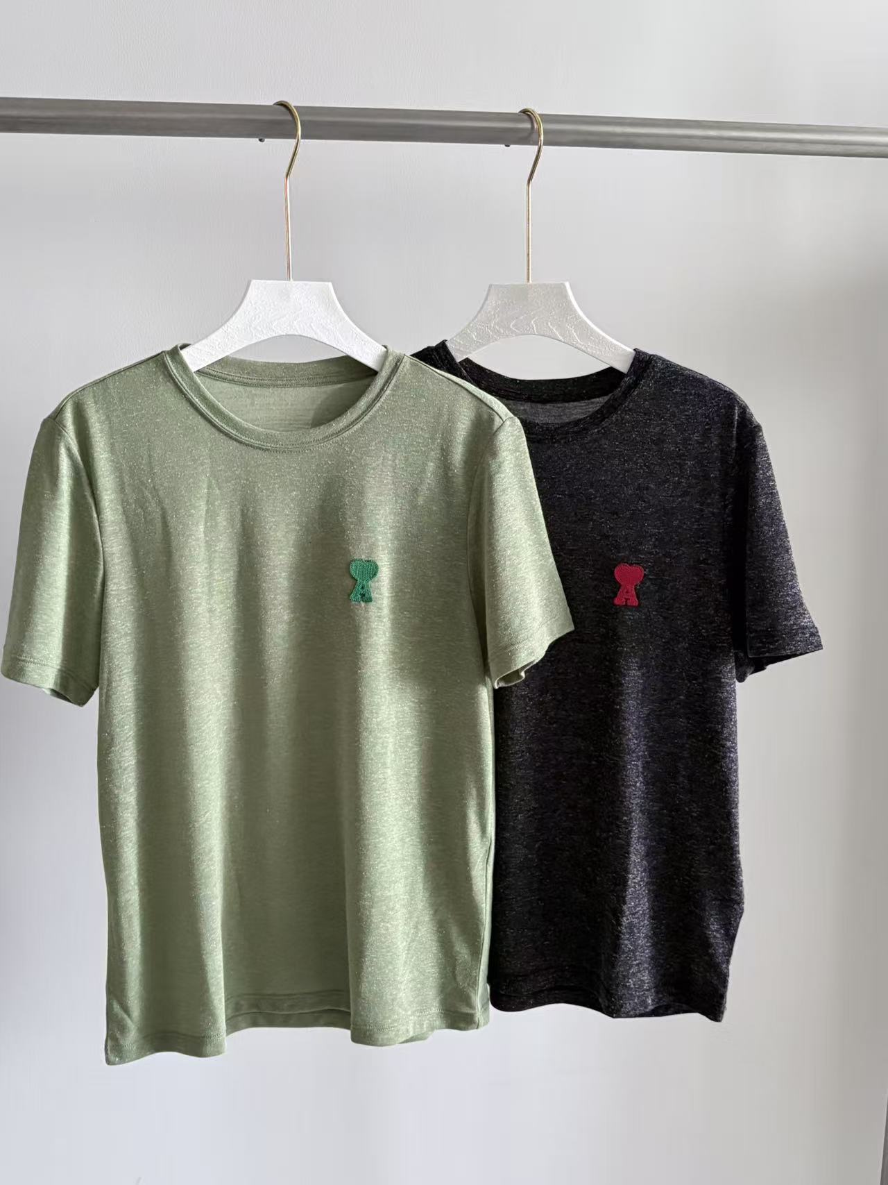 NO:450526,AMI 25 summer new style jacquard logo short-sleeved T-shirt. Whether paired with jeans or casual shorts, you can easily create a fashionable and casual style. Choose a T-shirt that suits you and make it a highlight in your summer wardrobe. Show your unique personal charm. Two-color sml, shorts, jeans, T-shirt, tees, t-shirt, alexander wang19860909AMI 25夏季新款 提花Logo短袖T恤 无论是搭配牛仔裤还是休闲短裤 都能轻松打造出时尚休闲的风格 选择一款适合您的T恤 让它成为您夏日衣橱中的亮点 展现您独特的个人魅力 两色sml,,shorts,jeans,T-shirt,tees，t-shirt,alexander wang,Women's clothing