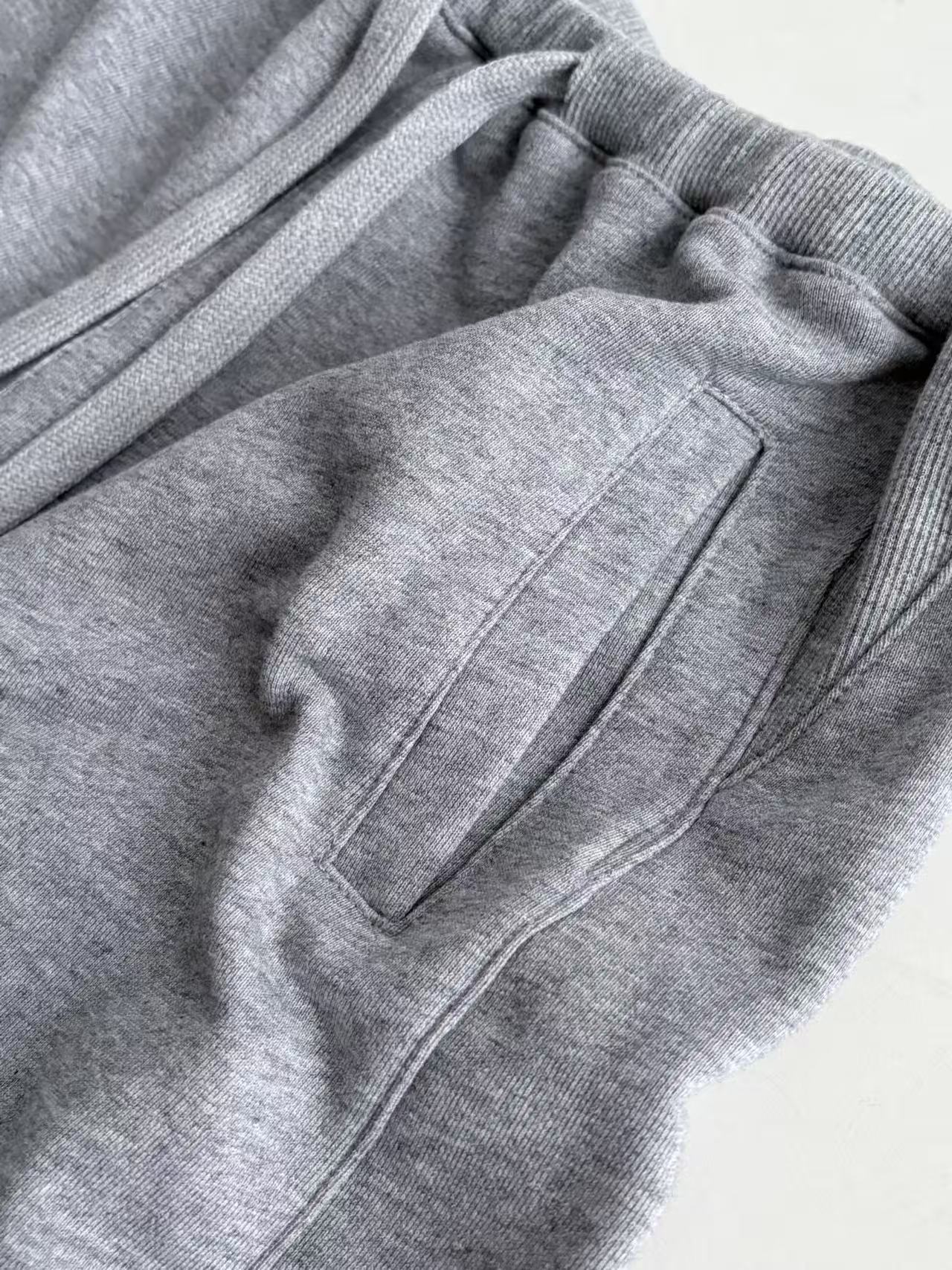 Courreges 2025秋季新款 休闲百搭直筒裤 选材天然纯棉 柔软透气 像被春风包裹的温柔触感 全