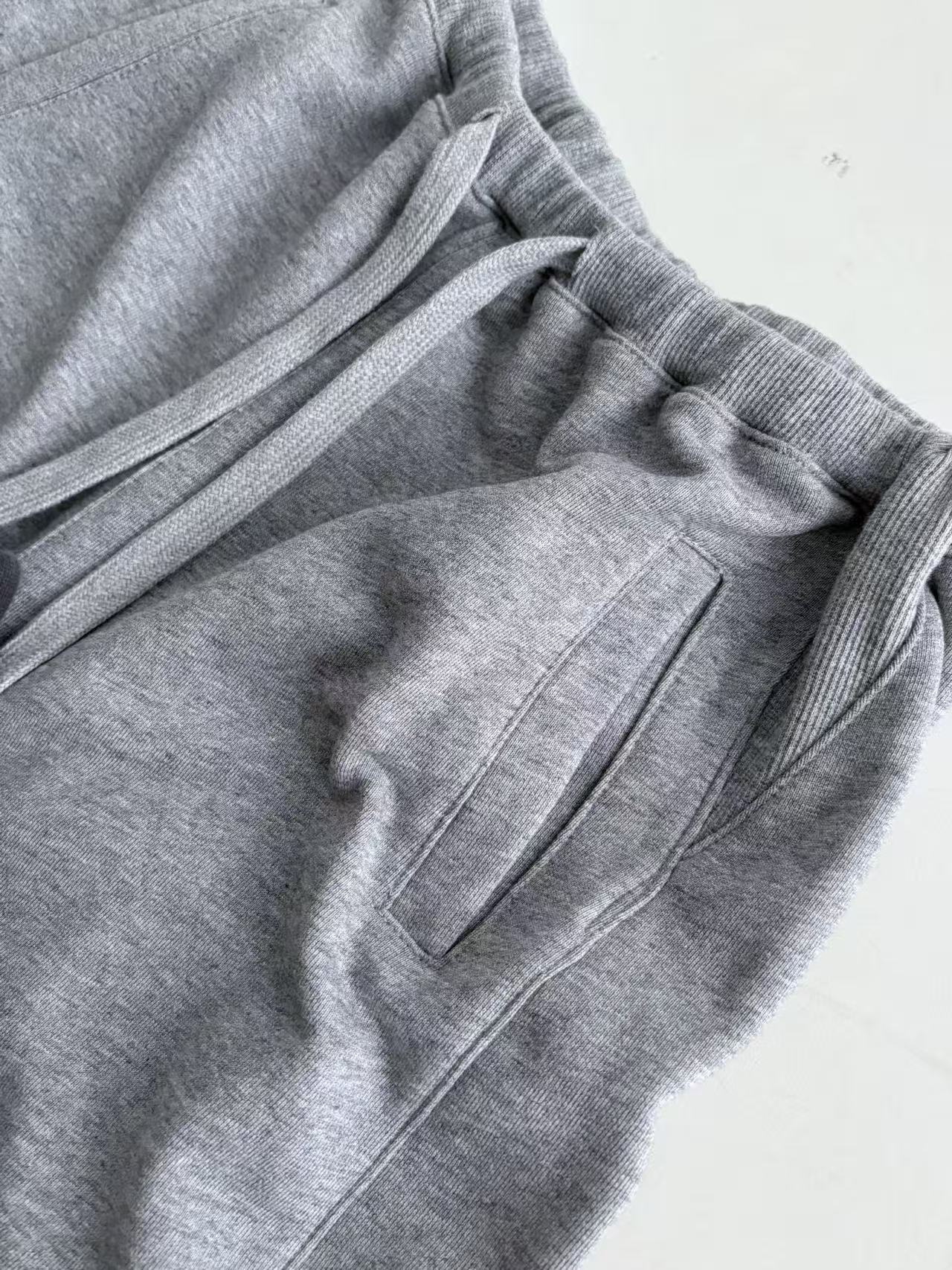 Courreges 2025秋季新款 休闲百搭直筒裤 选材天然纯棉 柔软透气 像被春风包裹的温柔触感 全