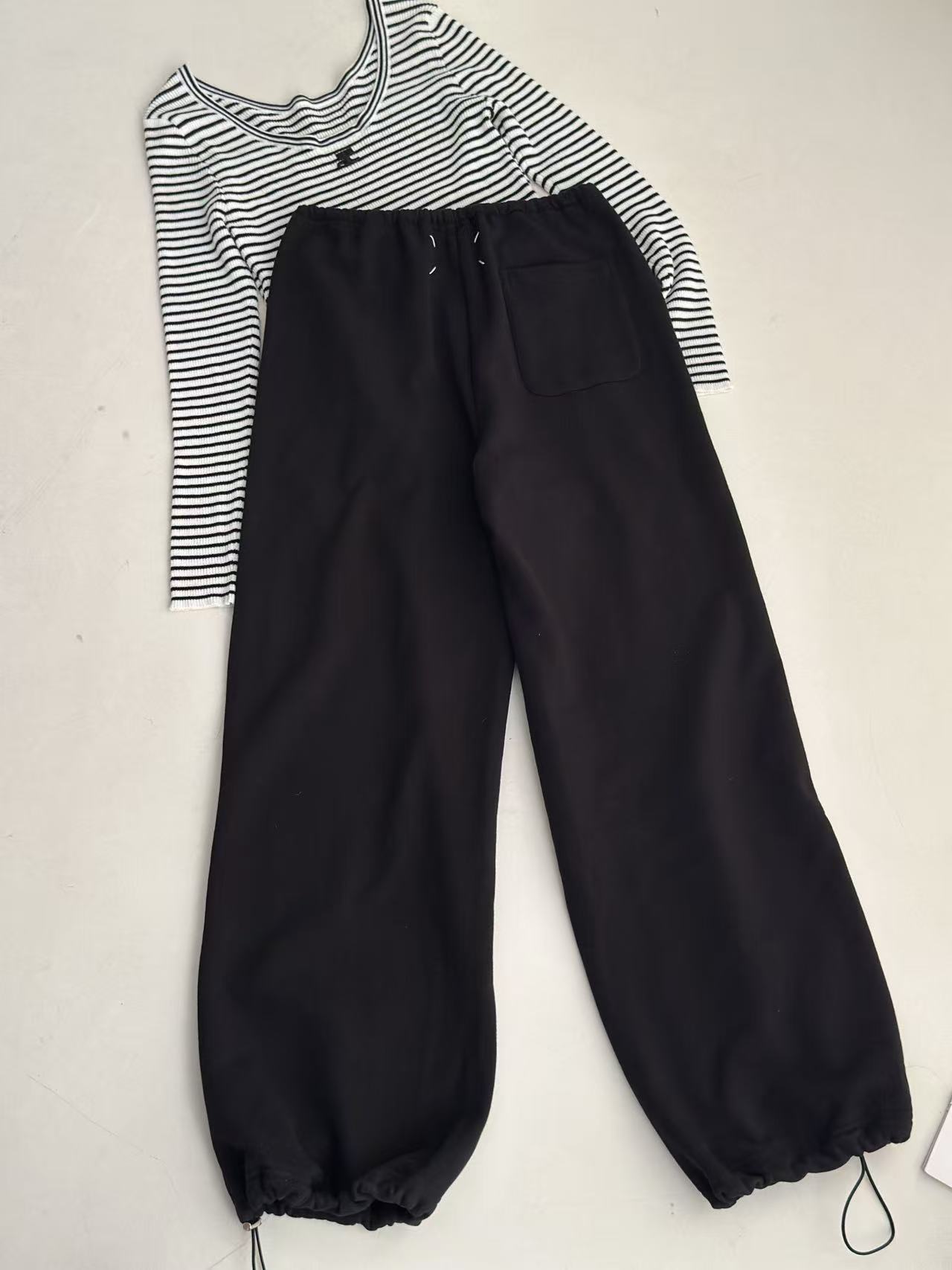 MM6 2025秋季新款 休闲百搭阔腿抽绳卫裤 抽绳系成蝴蝶结打造高腰线 腰头自然磨破工艺 凌乱美感十足