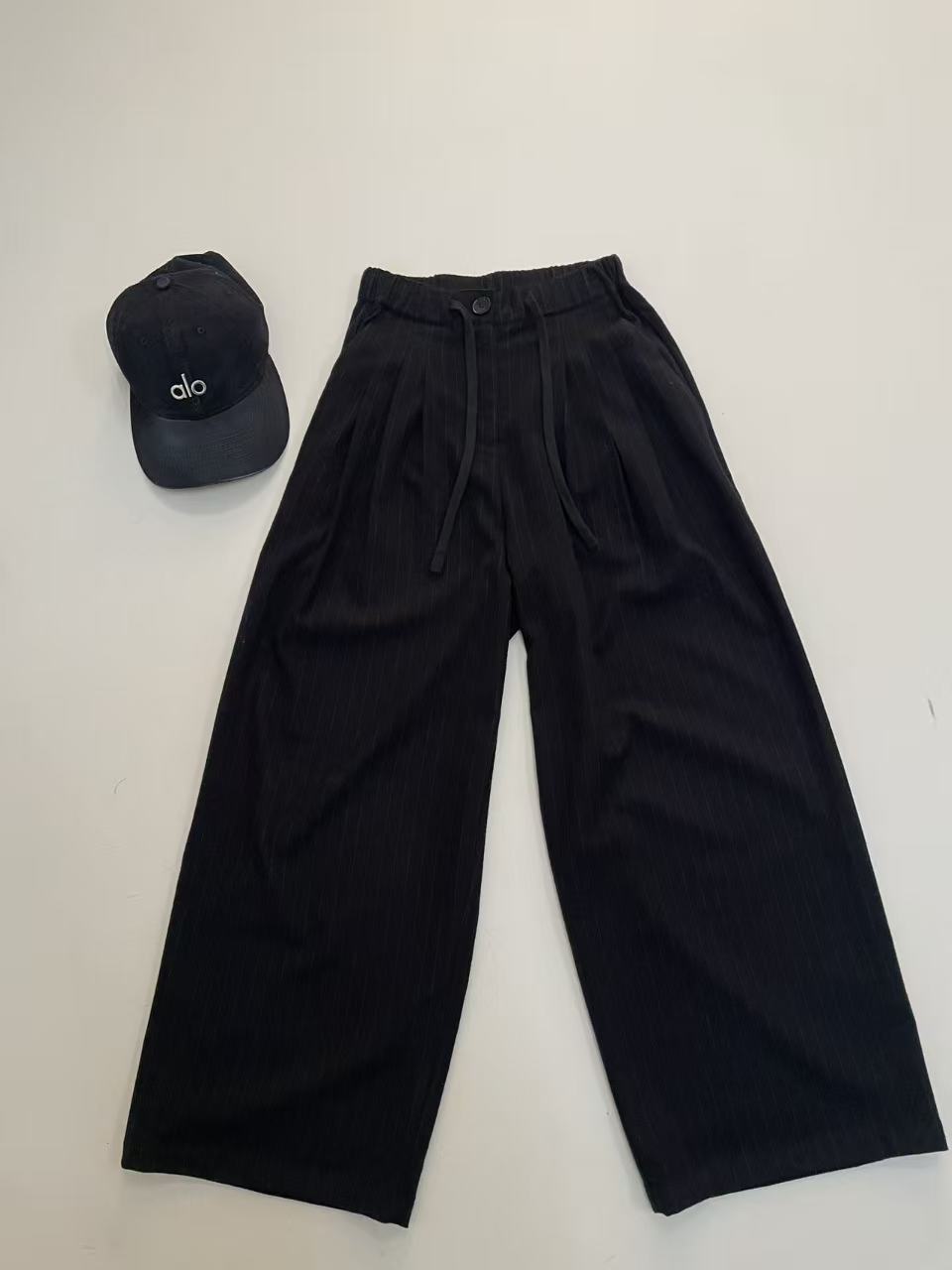 NO:683153,MM6 26 spring and summer new style. A pair of striped trousers that can be worn in all seasons. The texture is divine. Margiela's iconic back waist stitching can be called the 'identity badge' of the outfit. The brushed fabric has a retro matte texture. The thin stripes break the dullness. The elastic wide-leg design is super friendly to the pear-shaped figure. The tailoring elongates the leg lines, and you can walk with a relaxed and effortless fashionable accent!  Two-color SML,, masion margiela, masion margiela,19860909MM6 26春夏新款 一件穿四季的条纹西裤,质感封神,马吉拉标志性后腰缝线,堪称穿搭的“身份徽章”.磨毛面料自带复古哑光质感,细条纹打破沉闷,松紧阔腿设计对梨形身材超友好～剪裁拉长腿部线条,行走间尽是松弛不费力的时髦腔调！两色SML,,masion margiela,masion margiela,,Women's clothing