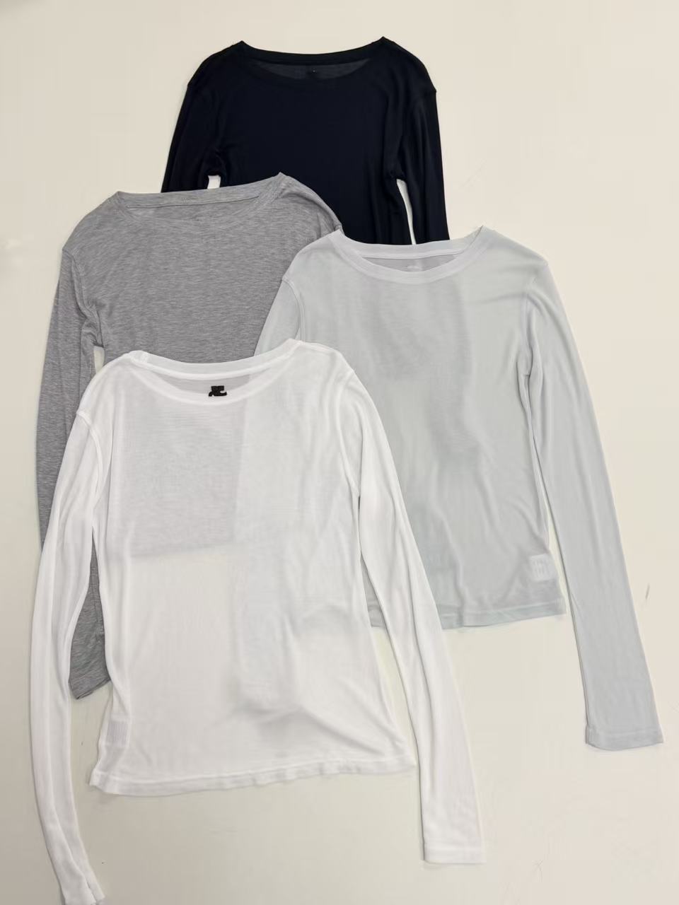 NO:736128,Courreges 26 new early spring airy bottoming shirt, soft and smooth Tencel blended fabric has a cool feeling, and the slightly transparent texture reveals a lazy and sexy look. Minimalist round neck + slightly long cuffs, suitable for wearing alone and layered. Light mint, off-white, hemp gray to classic black, low-saturated colors are gentle and high-end. From spring to autumn, you can get it in one piece, it is the master key to the lazy man's wardrobe. One size fits all,,19860909Courreges 26早春新款 空气感打底衫,软滑天丝混纺面料自带凉感,微透肌理透着慵懒小性感.极简圆领+微长袖口,单穿叠穿都适配.浅薄荷、米白、麻灰到经典黑,低饱和色系温柔又高级.从春到秋一件搞定,是懒人衣橱的万能钥匙 均码,,,Women's clothing