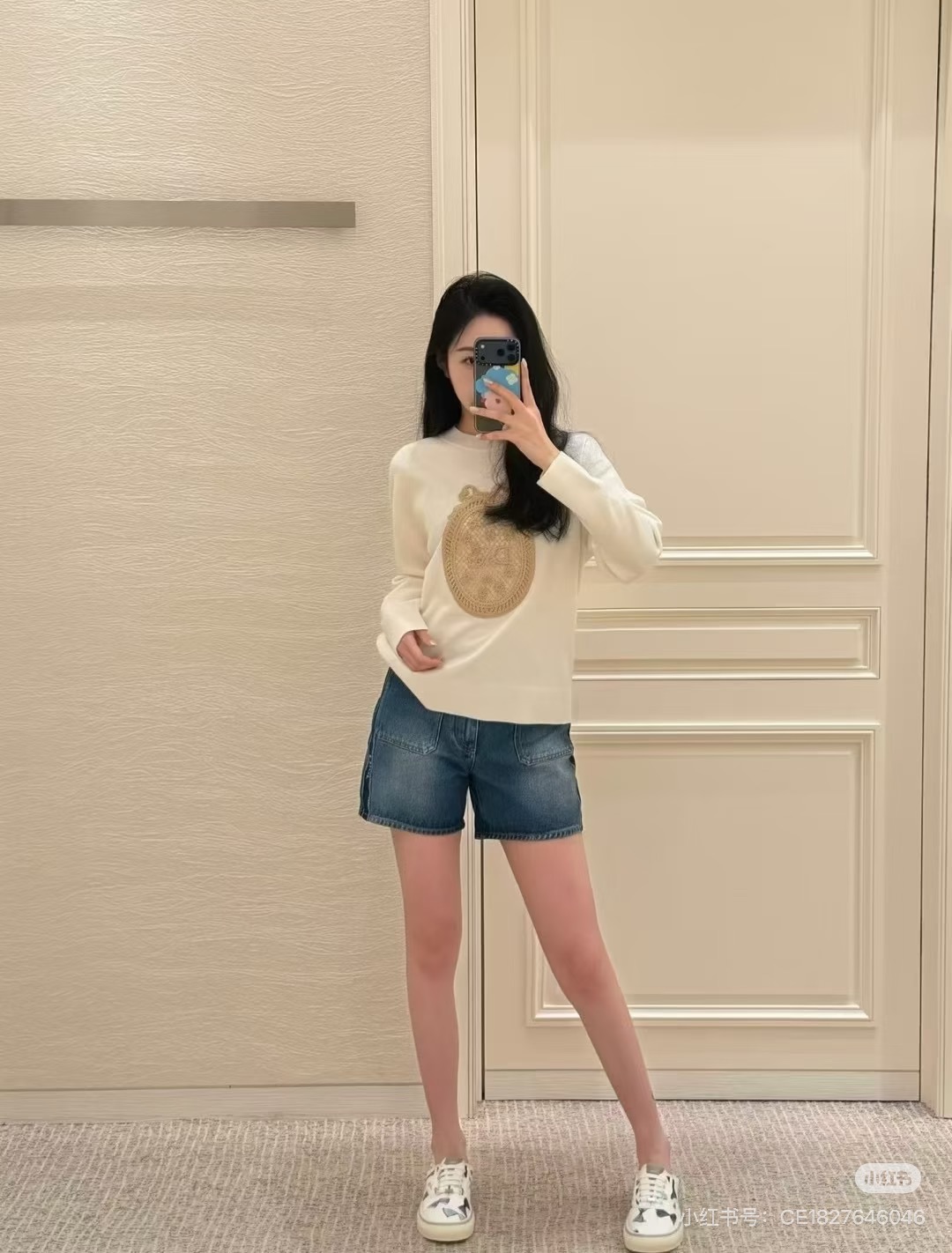 NO:911814,Miss D's holiday style outfit, new product for early autumn 26, garden world series elegant knitted long-sleeved top, positioned with French three-dimensional embroidery technology. Imported wool silk yarn and Swiss weaving technology create a low-key luxury sense of high-end!  The classic version is not flattering and looks great on the upper body!  Heavy industry is luxurious, mysterious and noble!  The temperament is casual and elegant. Classic and not picky, the upper body is super slim, one color and three sizes, a big list comes over. SML,,19860909Miss D度假风穿搭,26早秋新品,花园世界系列气质针织长袖上衣,定位法式立体刺绣工艺.进口羊毛蚕丝纱线瑞士机织工艺打造低调奢华的高级感！经典版型不挑人上身绝美！重工奢华神秘又高贵！气质随性优雅.经典不挑人上身超显瘦,一色三码,大单子甩过来.SML,,,Women's clothing
