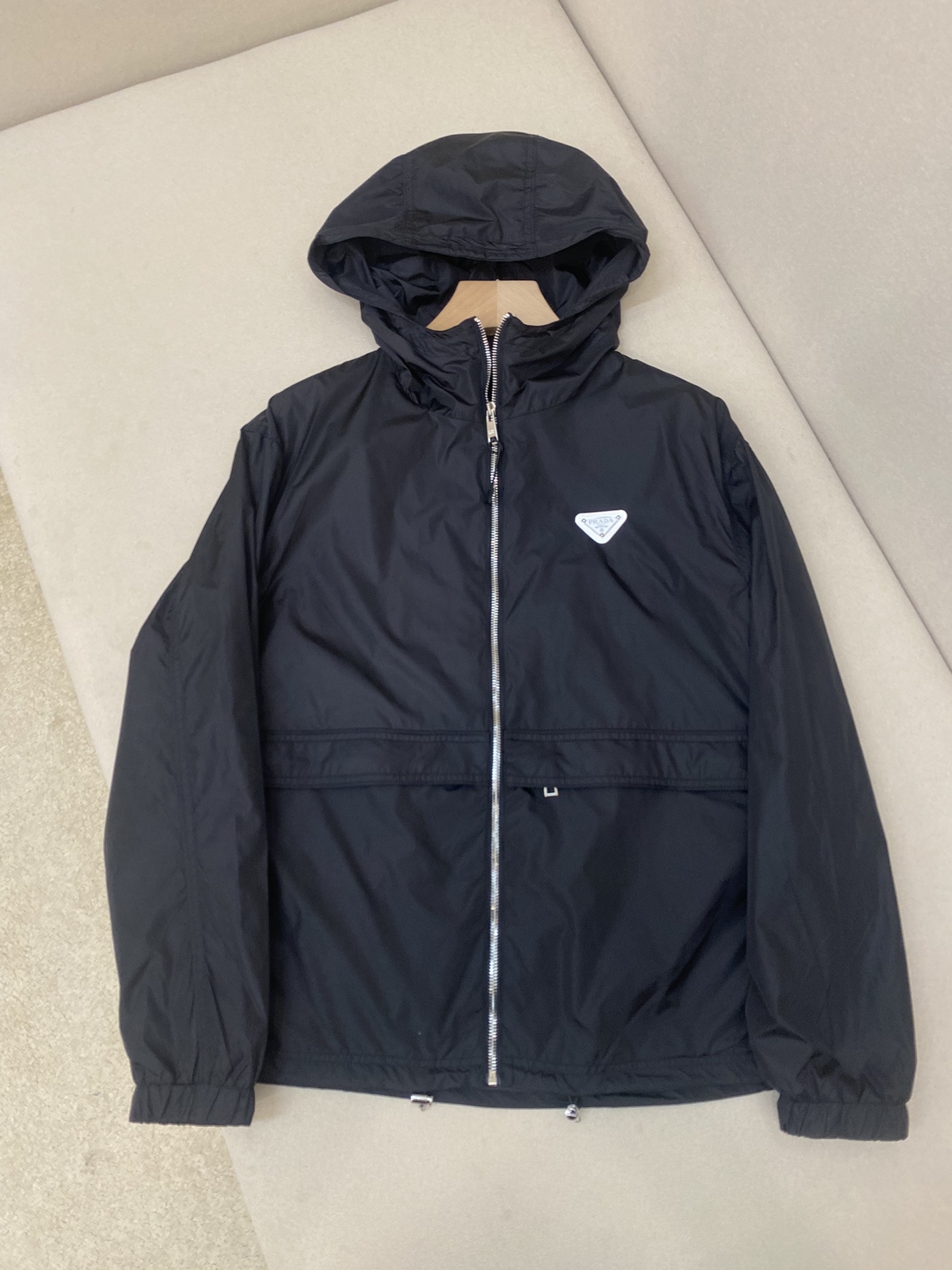 NO:126989,Burberry's new spring jacket for 2025, the new product on the show is perfect, comfortable and warm, the three-standard complete colors and full and attractive, and the very outstanding design easily advances the sense of fashion. The workmanship is extremely exquisite and rigorous, and the wiring is neat and meticulous!  A masterpiece of a big-name designer!  The upper body doesn't look bloated and super handsome!  Spot code M ~ XXXL,,burberry,jackets & coats,jackets & coats,alexander wang19860909巴宝莉 2025春季新款夹克外套,秀场新品品相非常完美,舒适保暖,三标齐全色泽饱满诱人,非常出彩的设计,轻松将时髦感进阶,做工极为考究严谨,走线工整细致！大牌设计师巨作！上身不显臃肿、超级帅气！现货码数M ～ XXXL,,burberry,jackets & coats,jackets & coats,alexander wang,Men's clothing